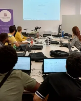 El curs 'Voluntariat i presó' està organitzat per Fundación Esplai Ciudadanía Comprometida i és telemàtic. Font: Fundación Esplai Ciudadanía Comprometida.