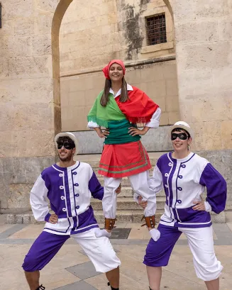 Un grup de persones joves vestides amb la roba de diferents balls tradicionals practiquen passos dels balls al carrer.. Font: Niu d'imatges de la Joventut: sessió Joventut i Cultura. Cultura Popular.