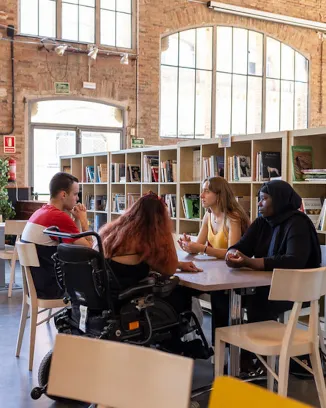 Gent reunida en una taula. Font: Niu d'imatges de la Joventut: sessió Joventut i Salut. Cures grupals.