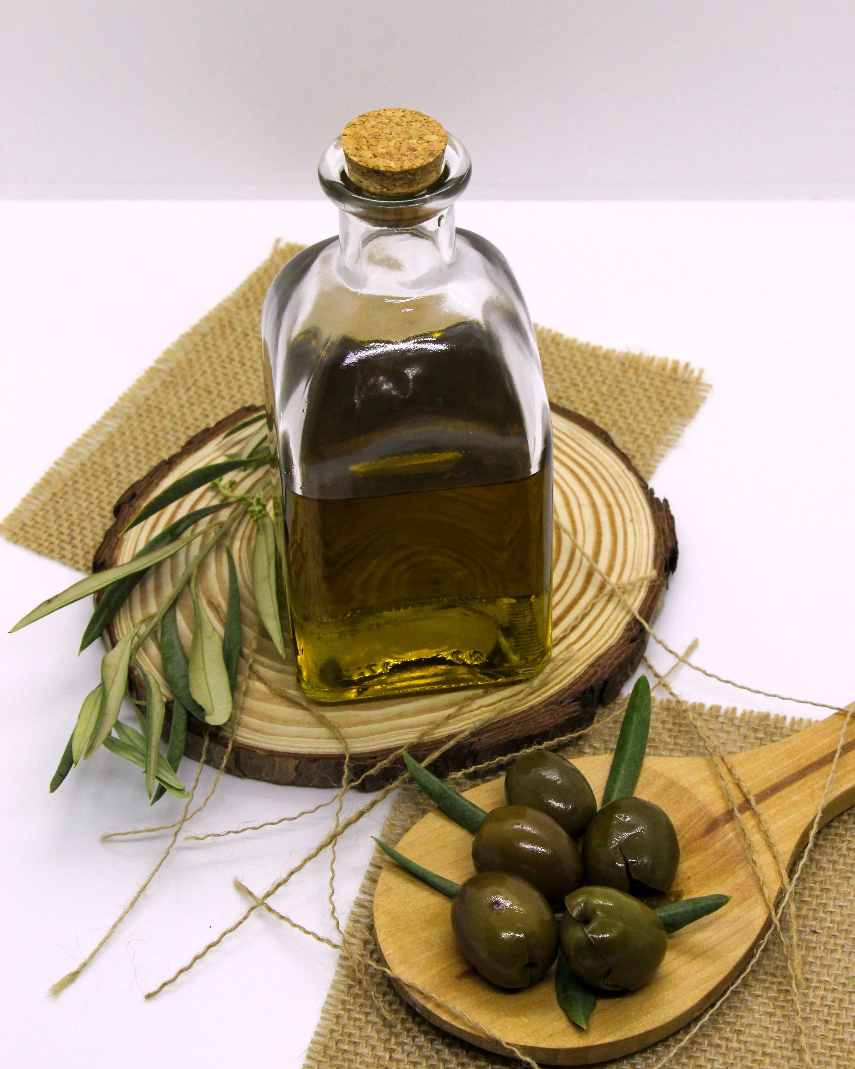 Ampolla d'oli i plat d'olives. Font: Pexels - Laura