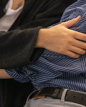 Dues persones joves comparteixen afectes assegudes al sofà del menjador d'una casa. Font:  Niu d'Imatges de la Joventut