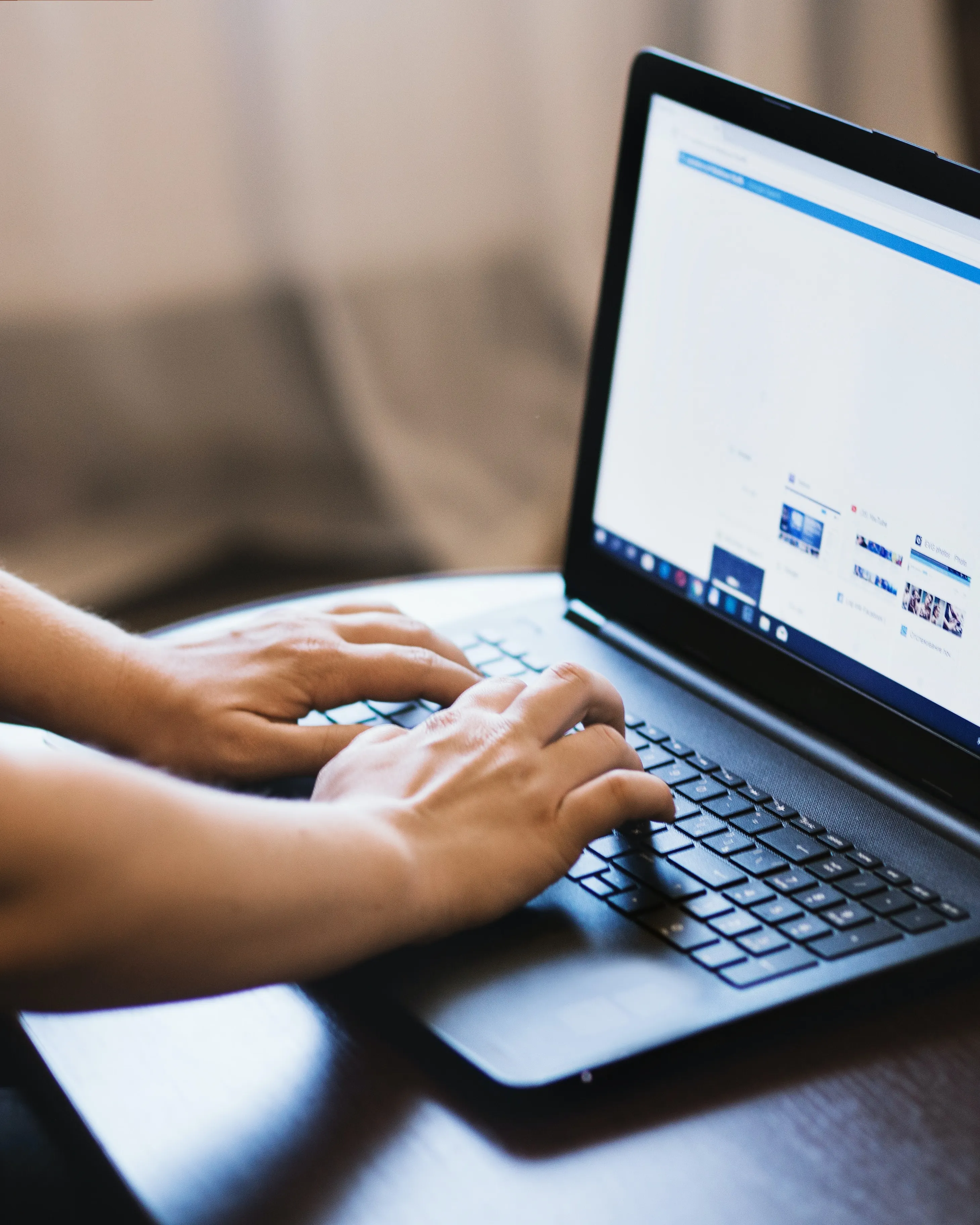 Persona utilitzant un ordinador portàtil. Font: Pexels - EVG Kowalievska