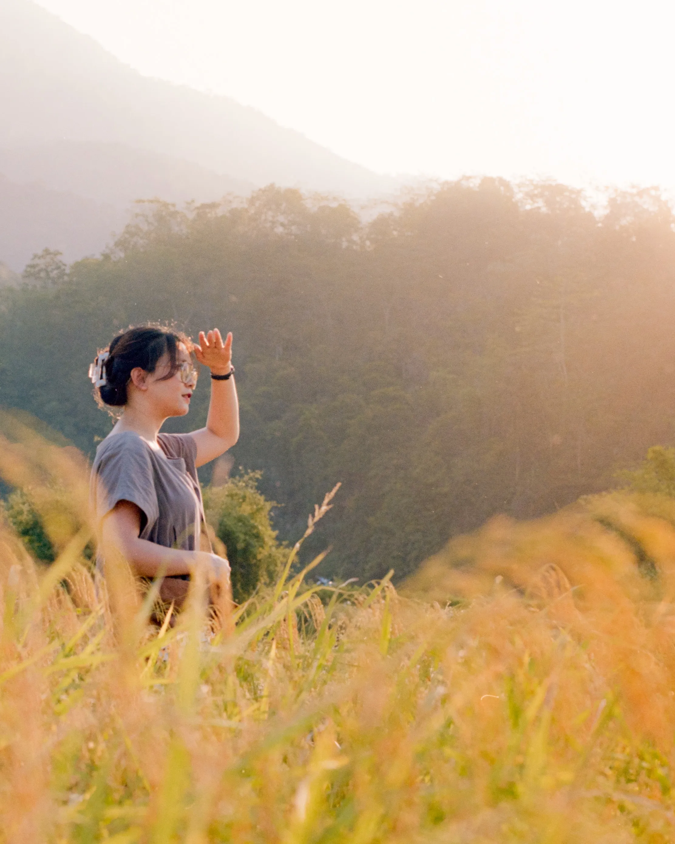 Noia mirant a l'horitzó en un camp. Font: Pexels - Q. Hưng Phạm