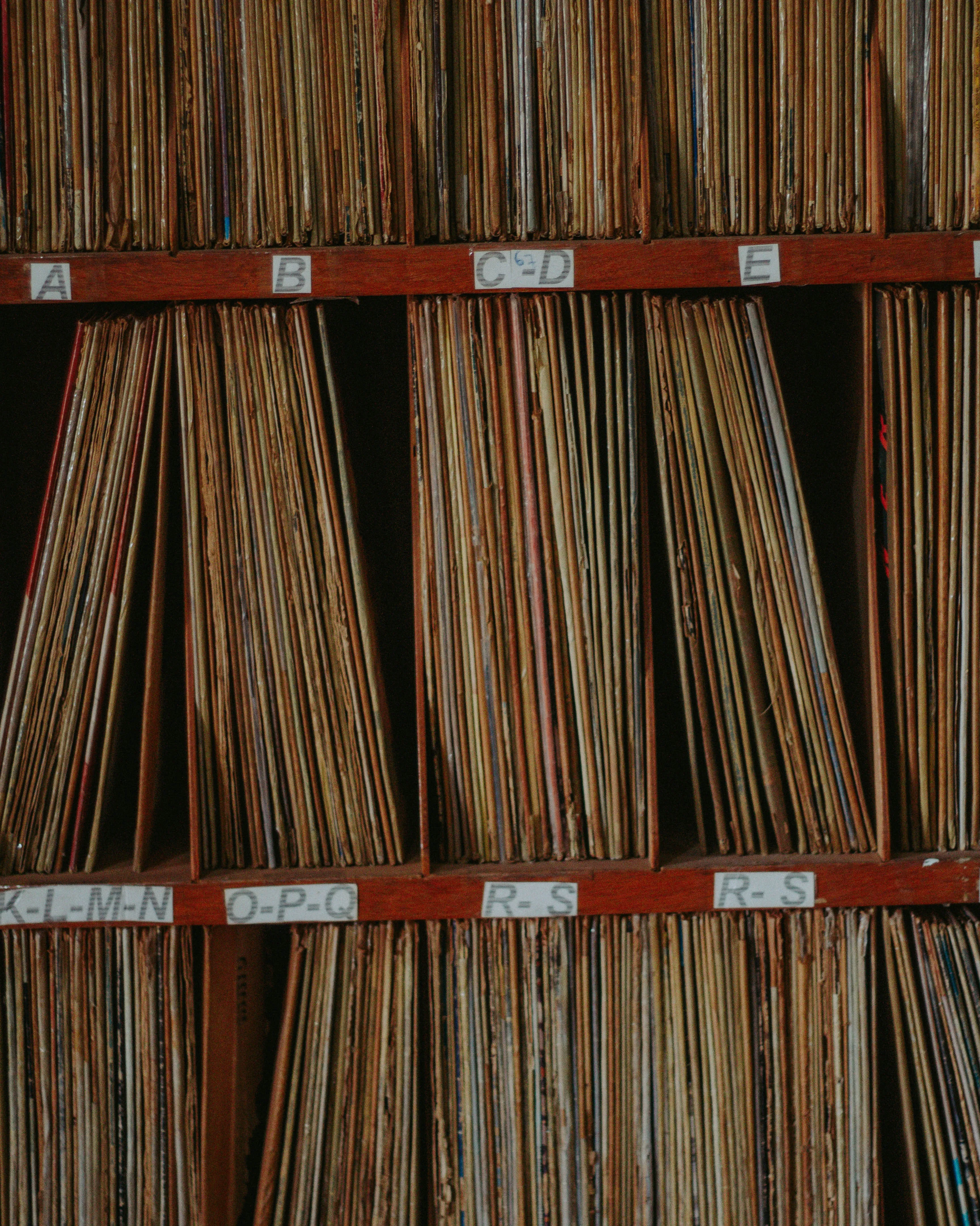 Documents ordenats alfabèticament. Font: Pexels - Nátalie Rodrigues Documents ordenats alfabèticament. Font: Pexels - Nátalie Rodrigues