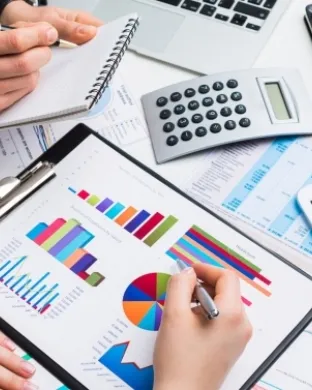 El curs s'estructura en setze hores i és ofert per Fundesplai Formació. Font: Canva.