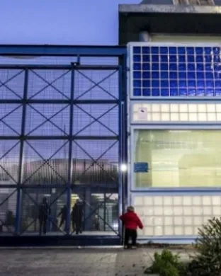 La vetlla, convocada amb el nom de 'Lliures', compta amb el suport de més de cinquanta entitats socials i es farà a partir de les 19 h davant del CIE de la Zona Franca. Font: Migra Studium