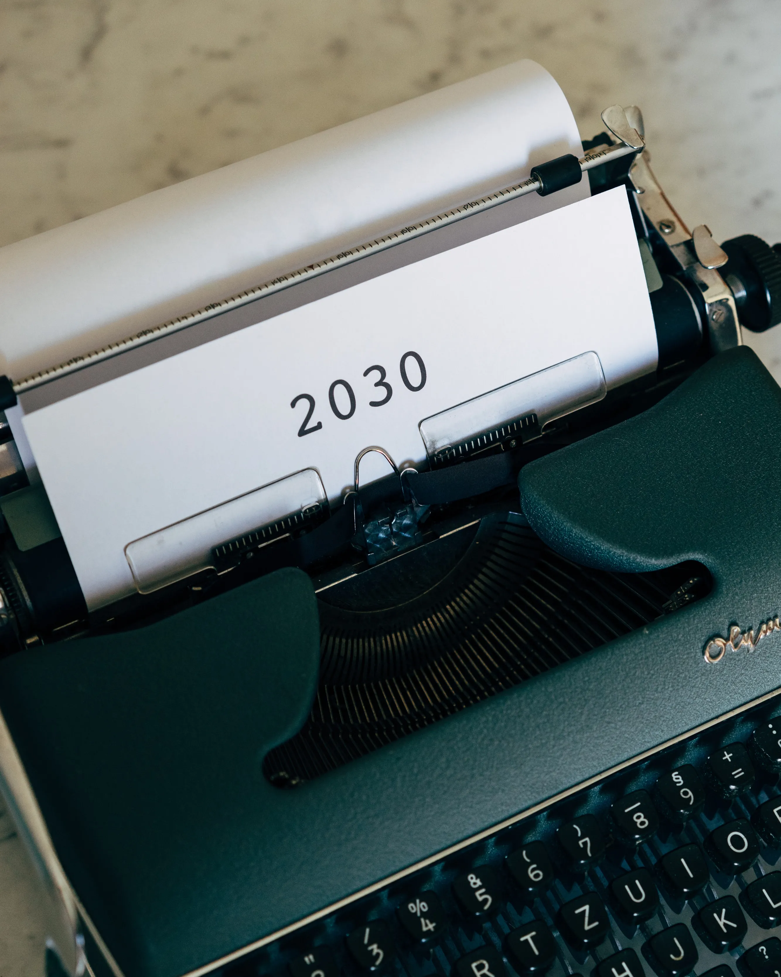 Màquina d'escriure amb un full on posa 2030. Font: Pexels - Markus Winkler