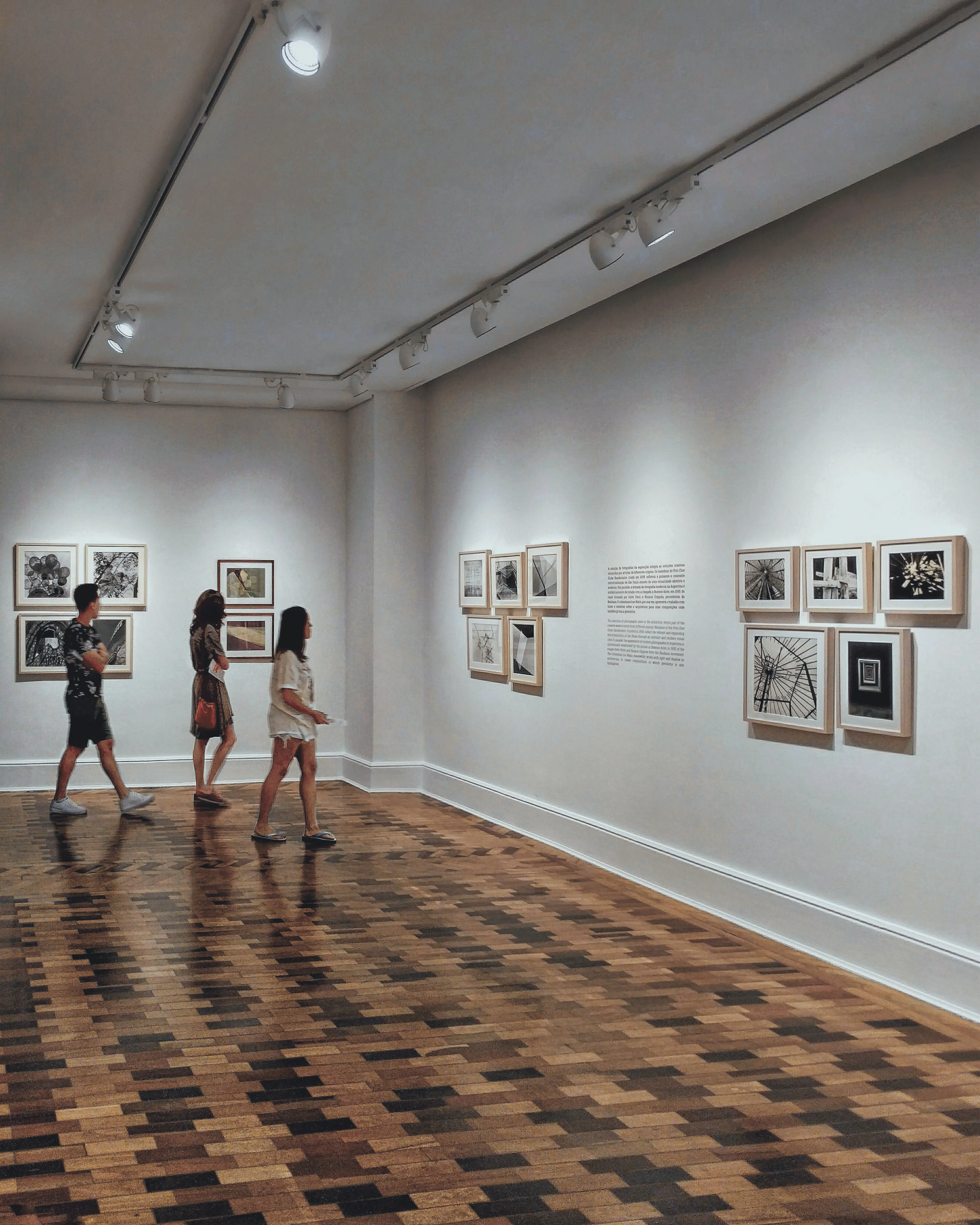 Sala d'un museu d'exposicions. Font: Pexels - Matheus Viana