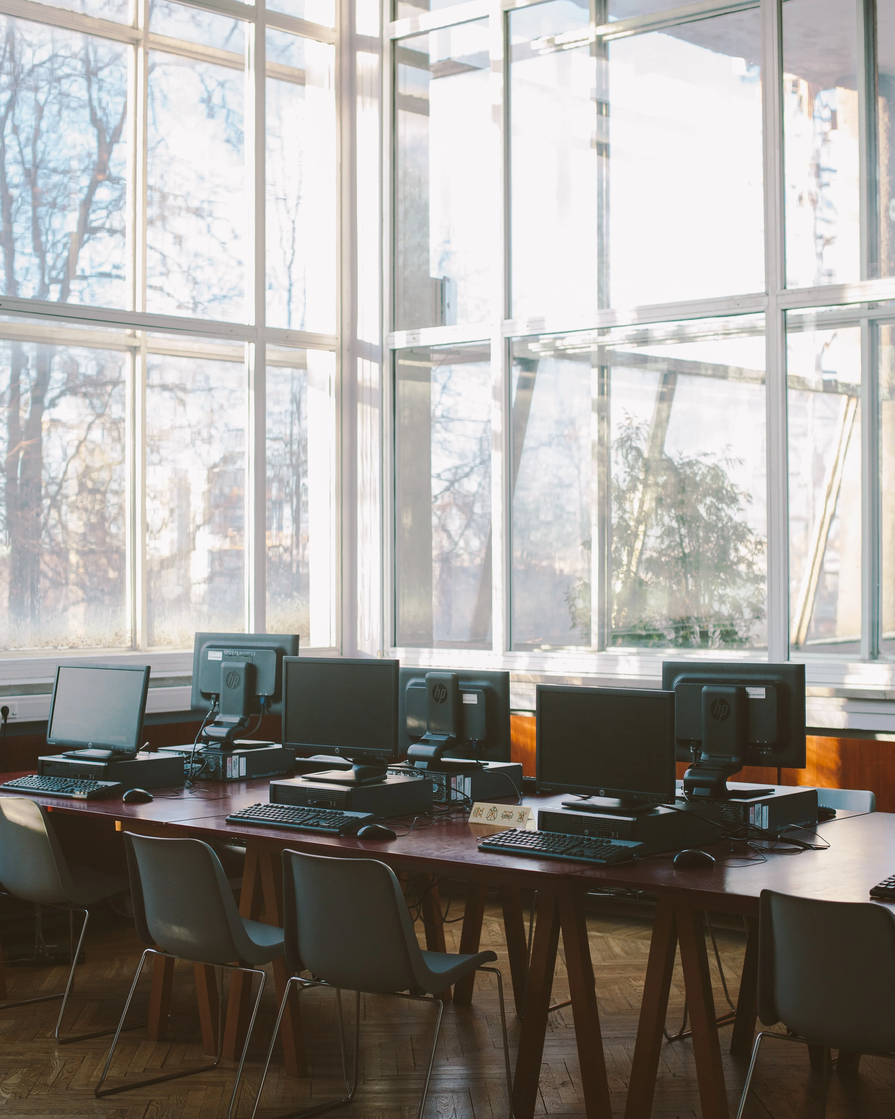 Aula amb ordinadors. Font: Pexels - Polina Zimmerman