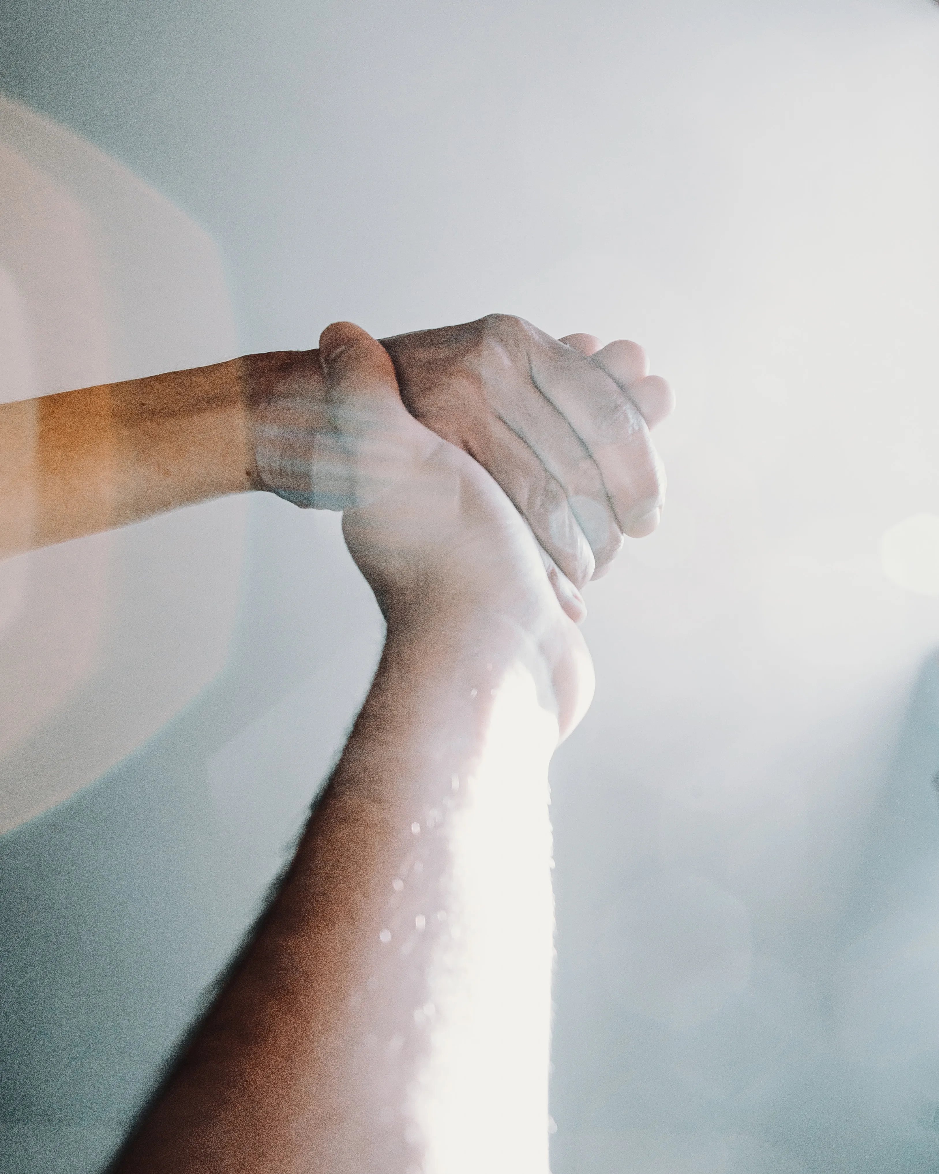 Mà agafant una altre mà. Font: Pexels - Ave Calvar Martinez