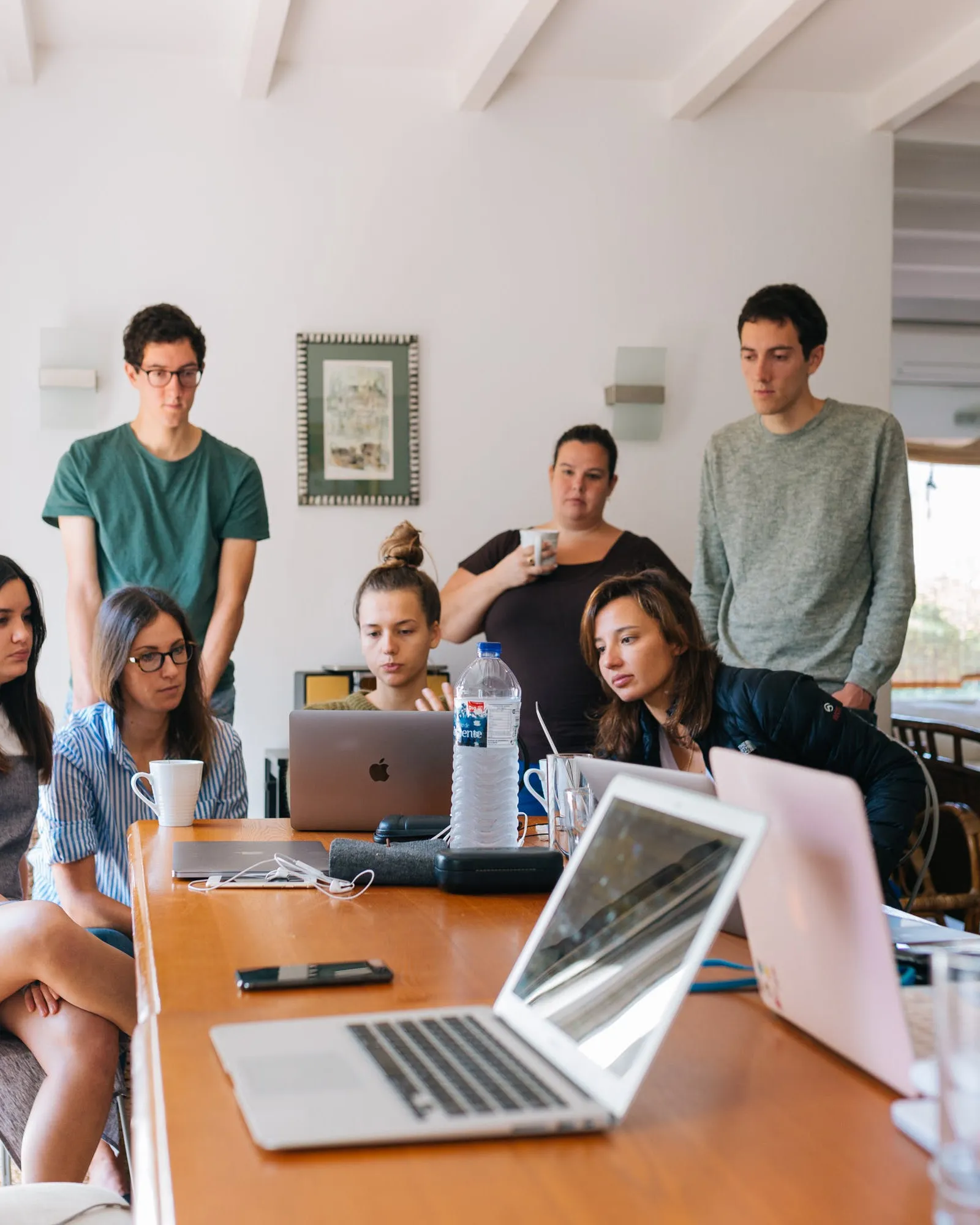 Joves fent un treball en grup. Font: Pexels - Fox