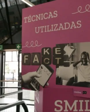 Imatge de l’exposició 'Ciutat de la desinformació'. Font: Canòdrom – Ateneu d’Innovació Digital i Democràtica de l’Ajuntament de Barcelona