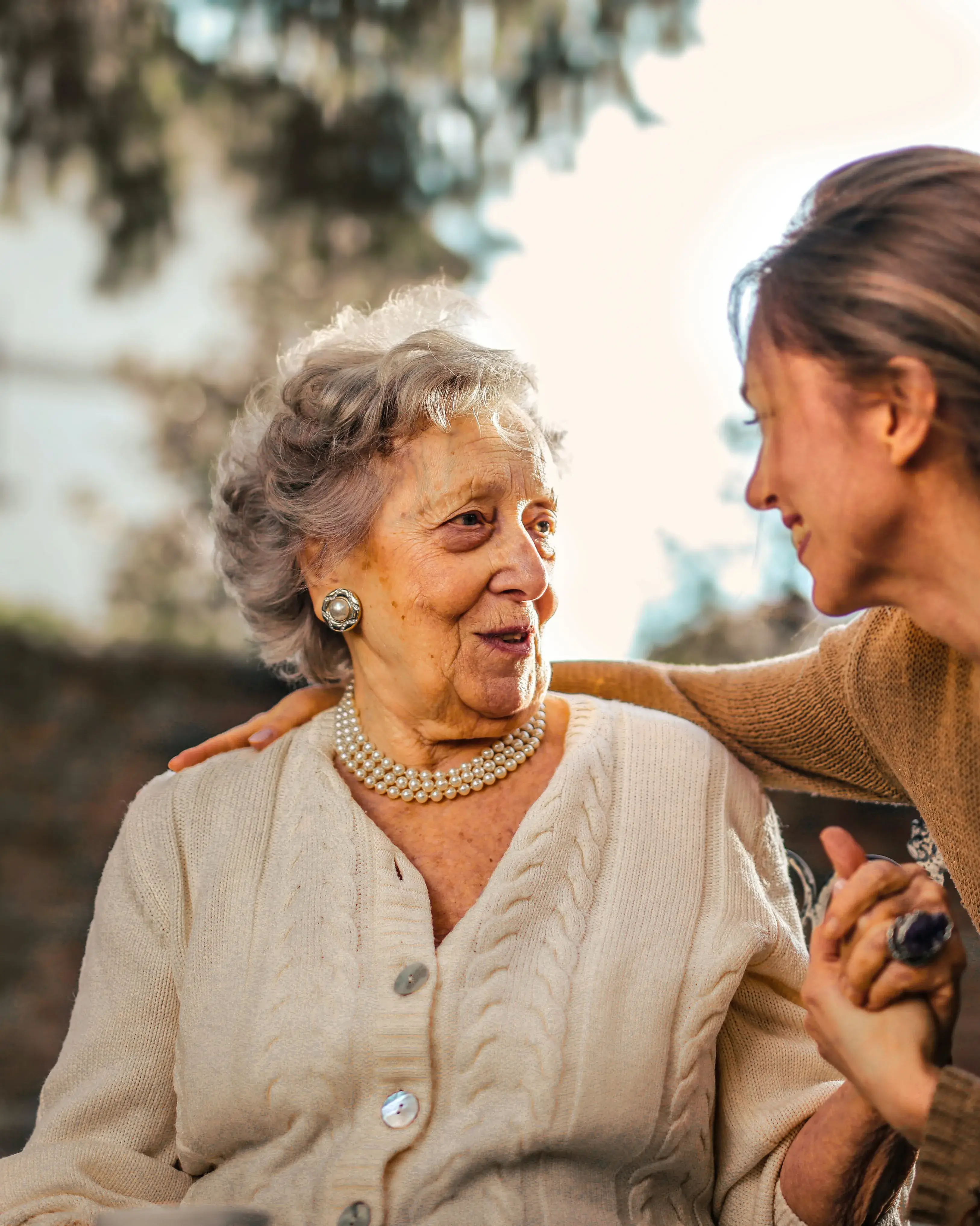 Familiar cuidant a una persona gran. Font: Pexels - Andrea Piacquadio