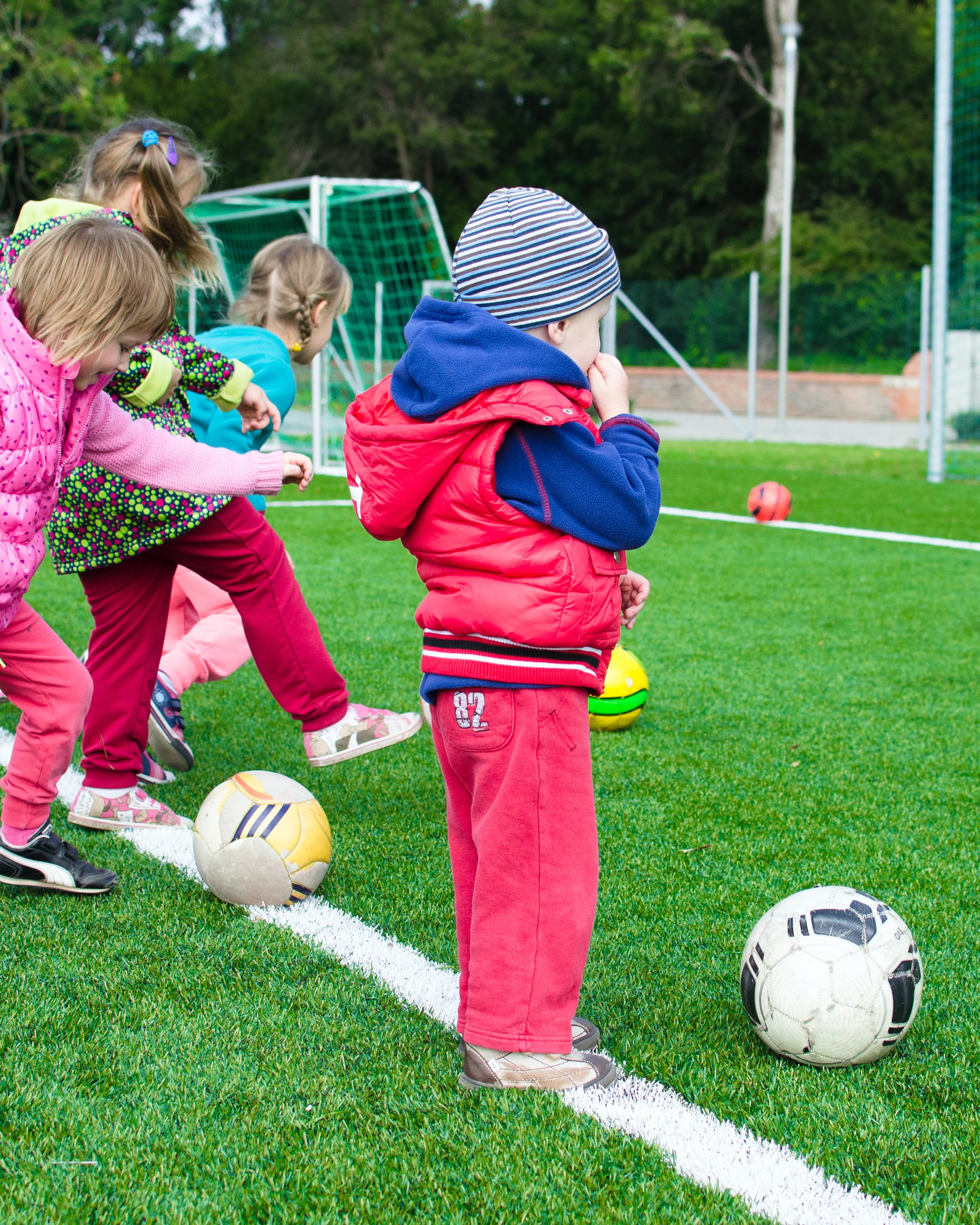 Infants xutant a portaria. Font: pexels - <0>Lukas<0> Infants xutant a portaria. Font: pexels - <0>Lukas<0>