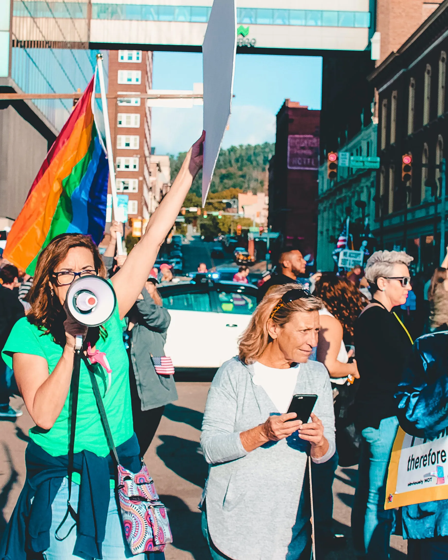 Gent amb banderes manifestant-se. Font: Pexels - Rosemary Ketchum