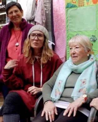 Reportatge 'Som el que fem' sobre el malbaratament de roba al Poble-sec