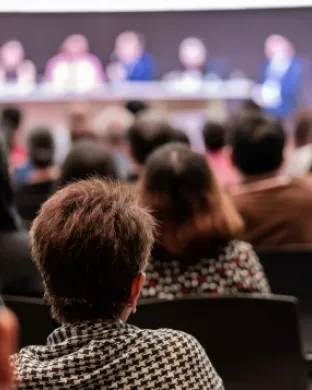 Persones seguint una conferència en representació de la jornada 'L'agenda europea de les competències per un mercat laboral dinàmic i inclusiu'. Font: Adobe Stocks