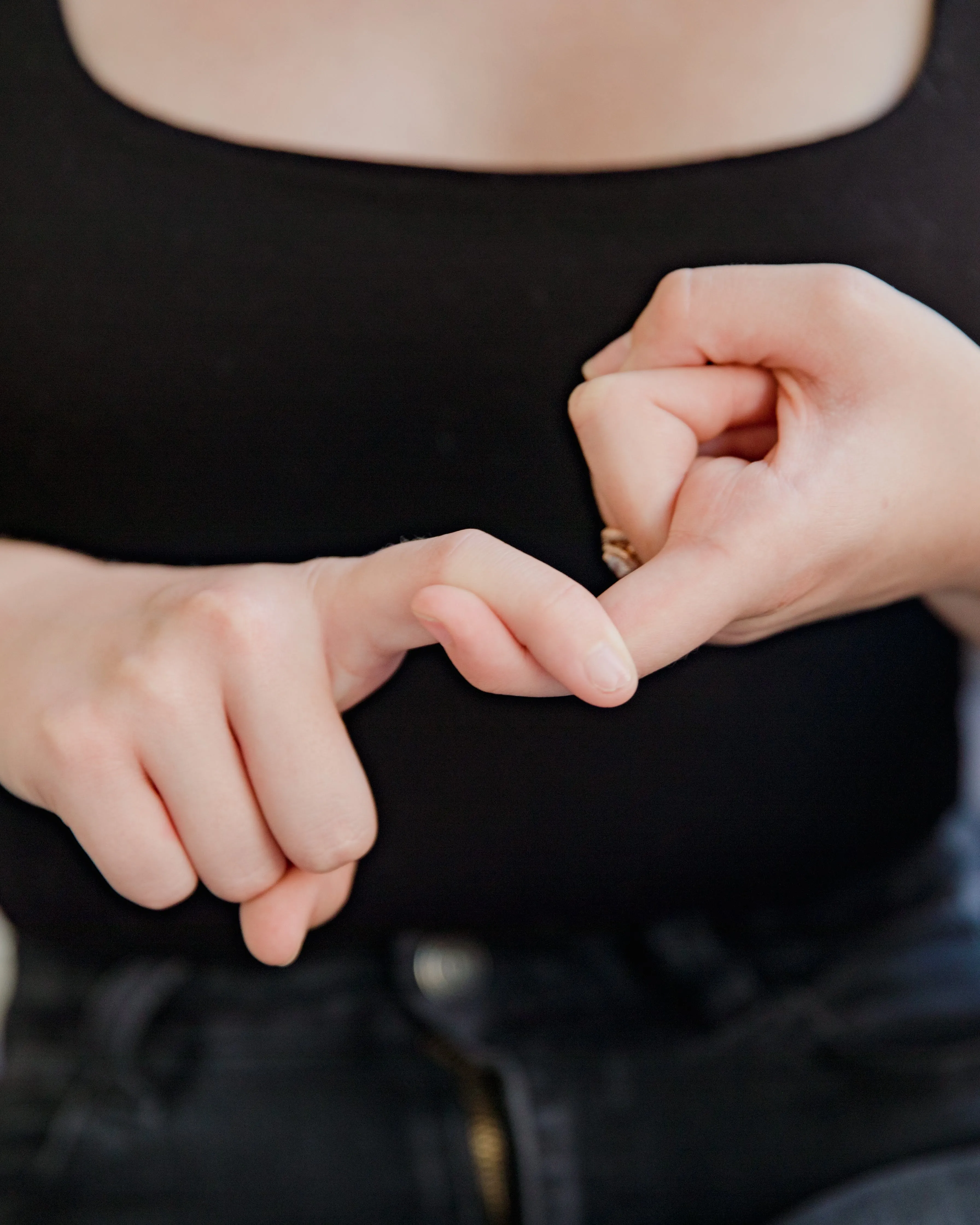 Persona signant. Font: Pexels - RDNE Stock project Persona signant. Font: Pexels - RDNE Stock project