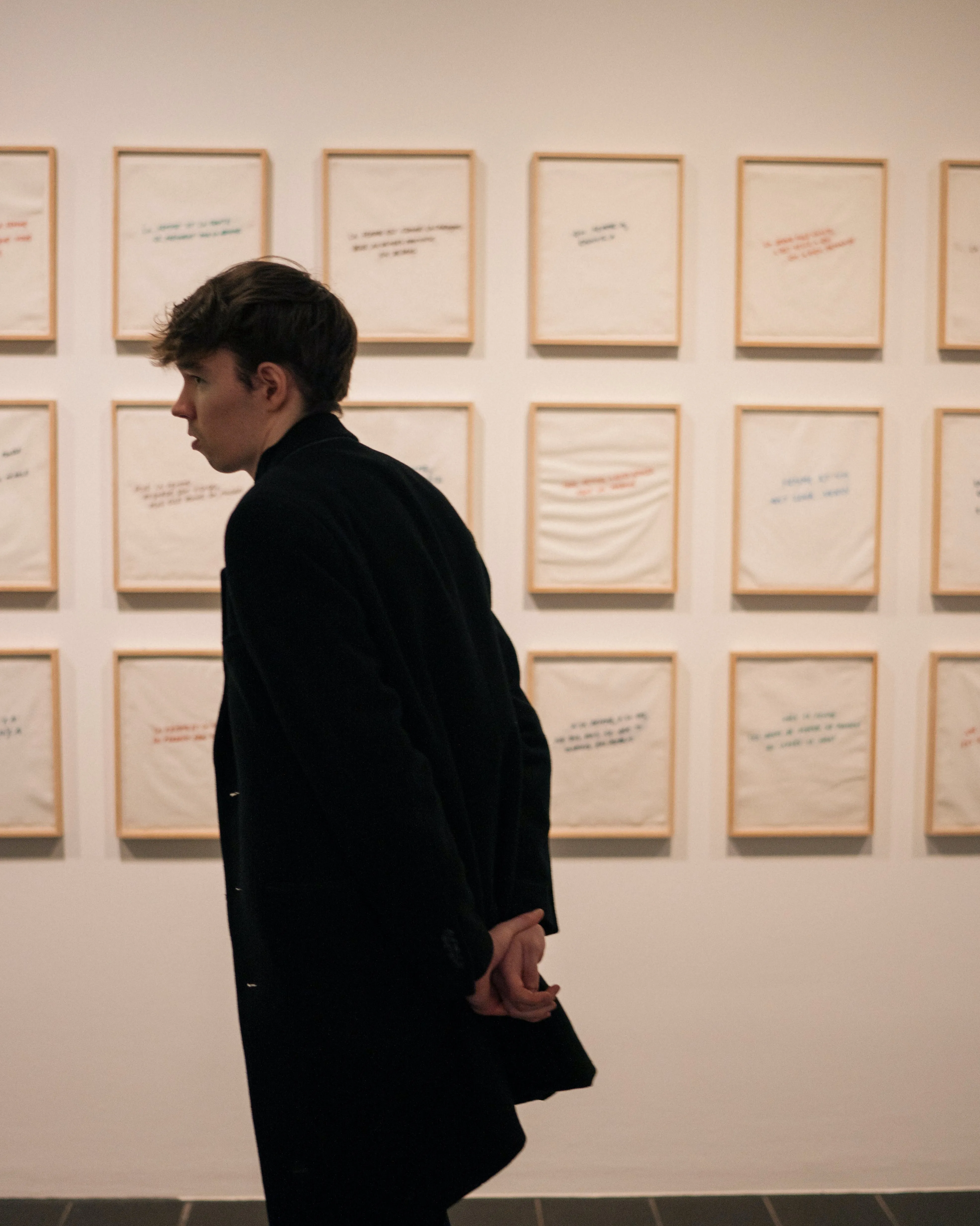 Noi mirant una exposició. Font: Pexels - Sami Abdullah