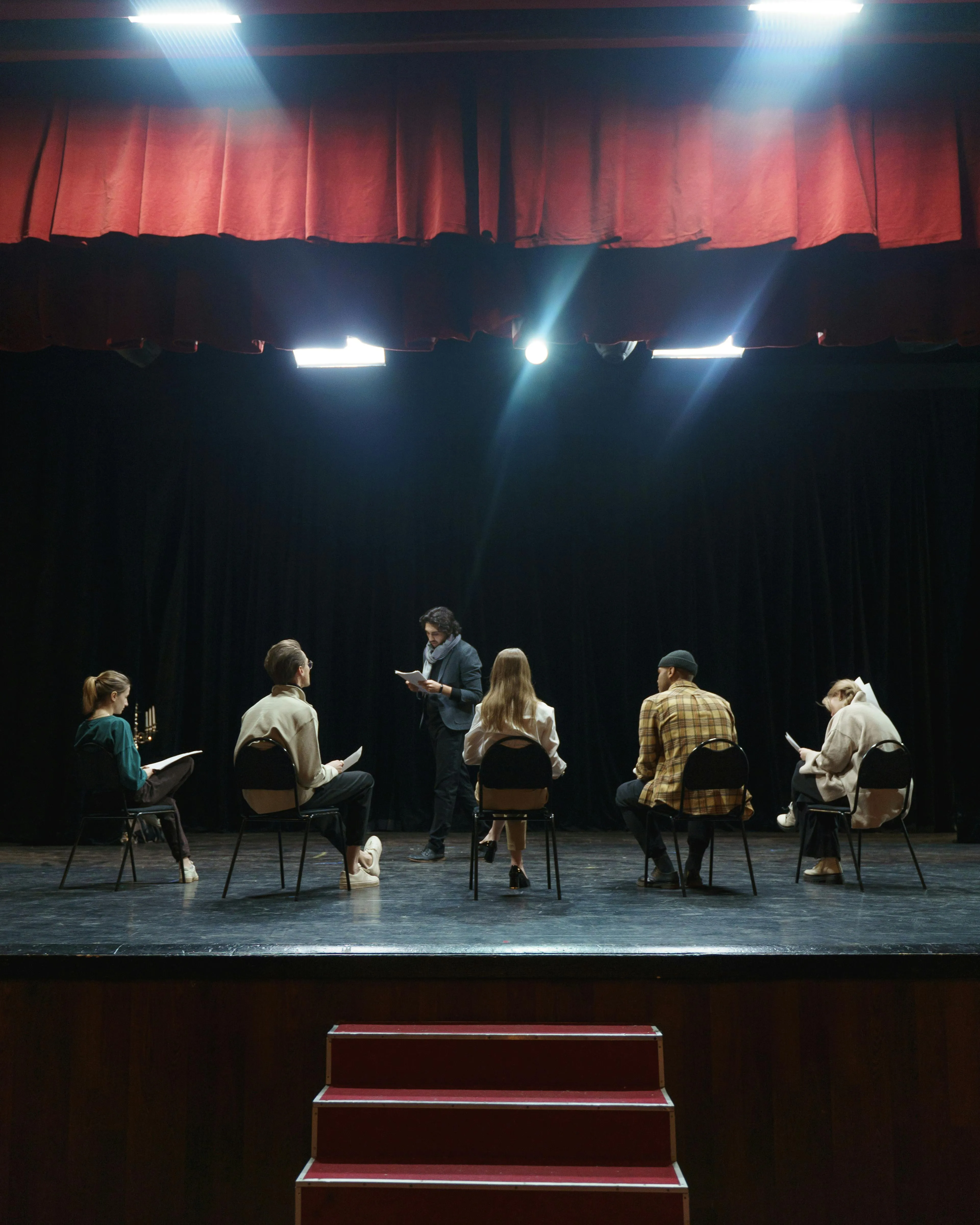 Persones assajant en un teatre. Font: Pexels - Cottombro Studio