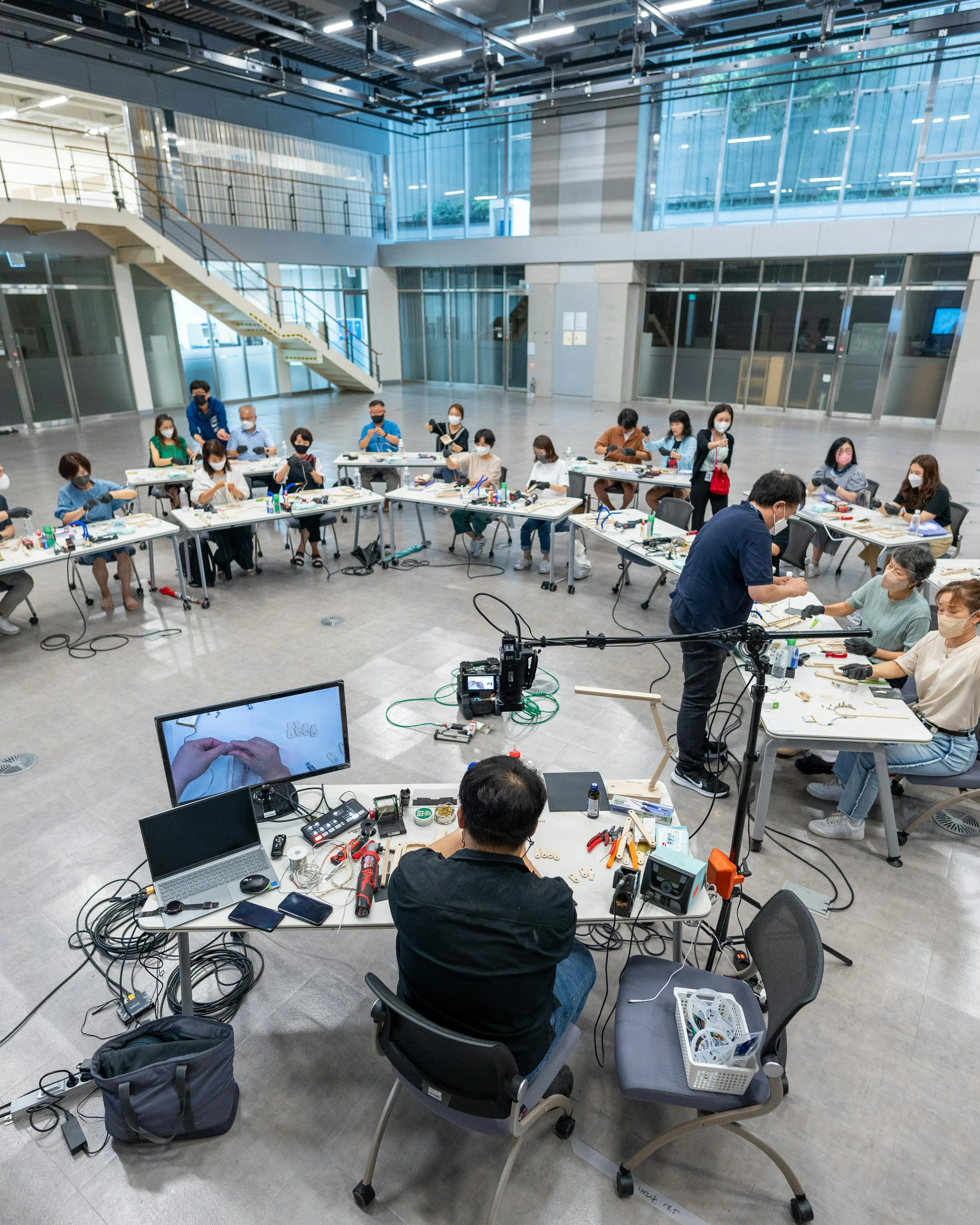 Estudiants fent una activitat. Font: Pexels - Asia Culture Center Estudiants fent una activitat. Font: Pexels - Asia Culture Center