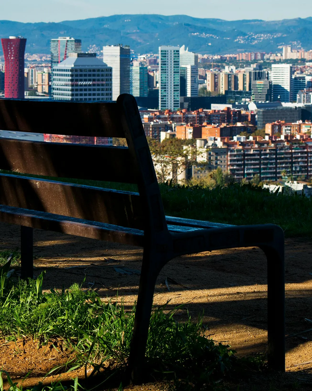 Primer pla d'un banc i al fons Barcelona Font: Pexels - Carlos Pernalete Tua Primer pla d'un banc i al fons Barcelona Font: Pexels - Carlos Pernalete Tua