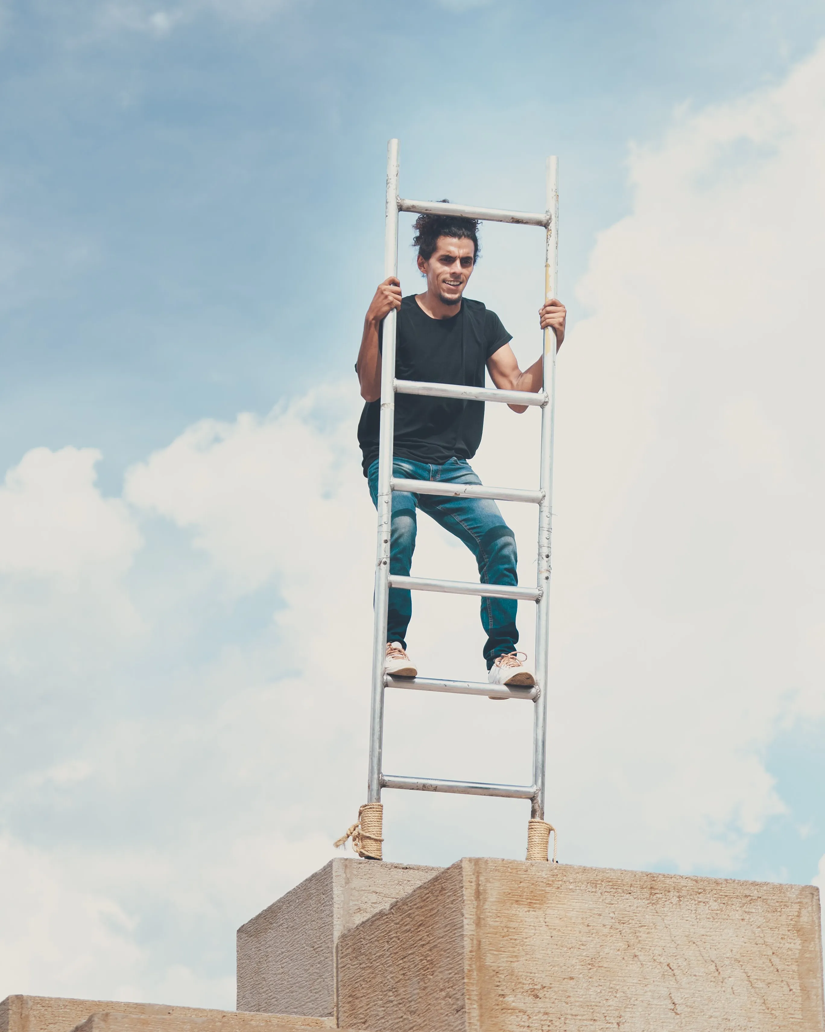 Noi fent equilibris de circ. Font: Pexels - Los Muertos Crew