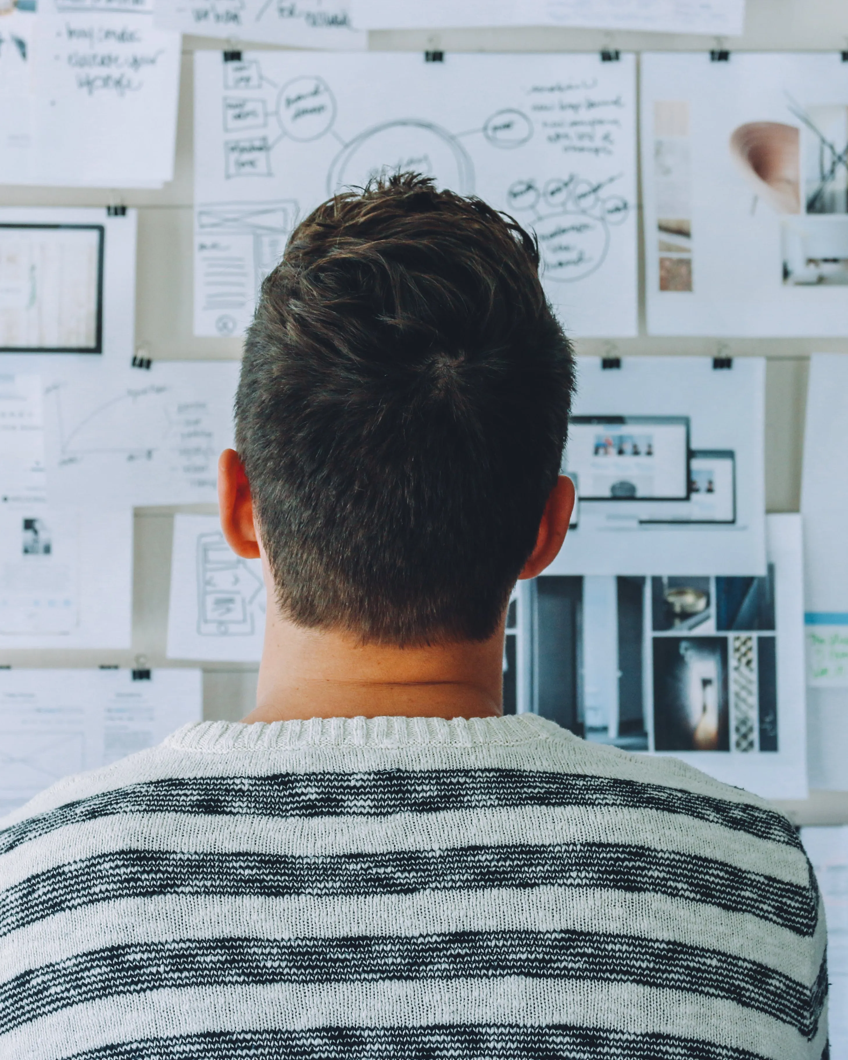 Persona mirant una cartellera. Font: Pexels - Startup Stock Photos