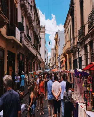 Persones passejant en una fira. Font: Pexels - Rafael Guimarães