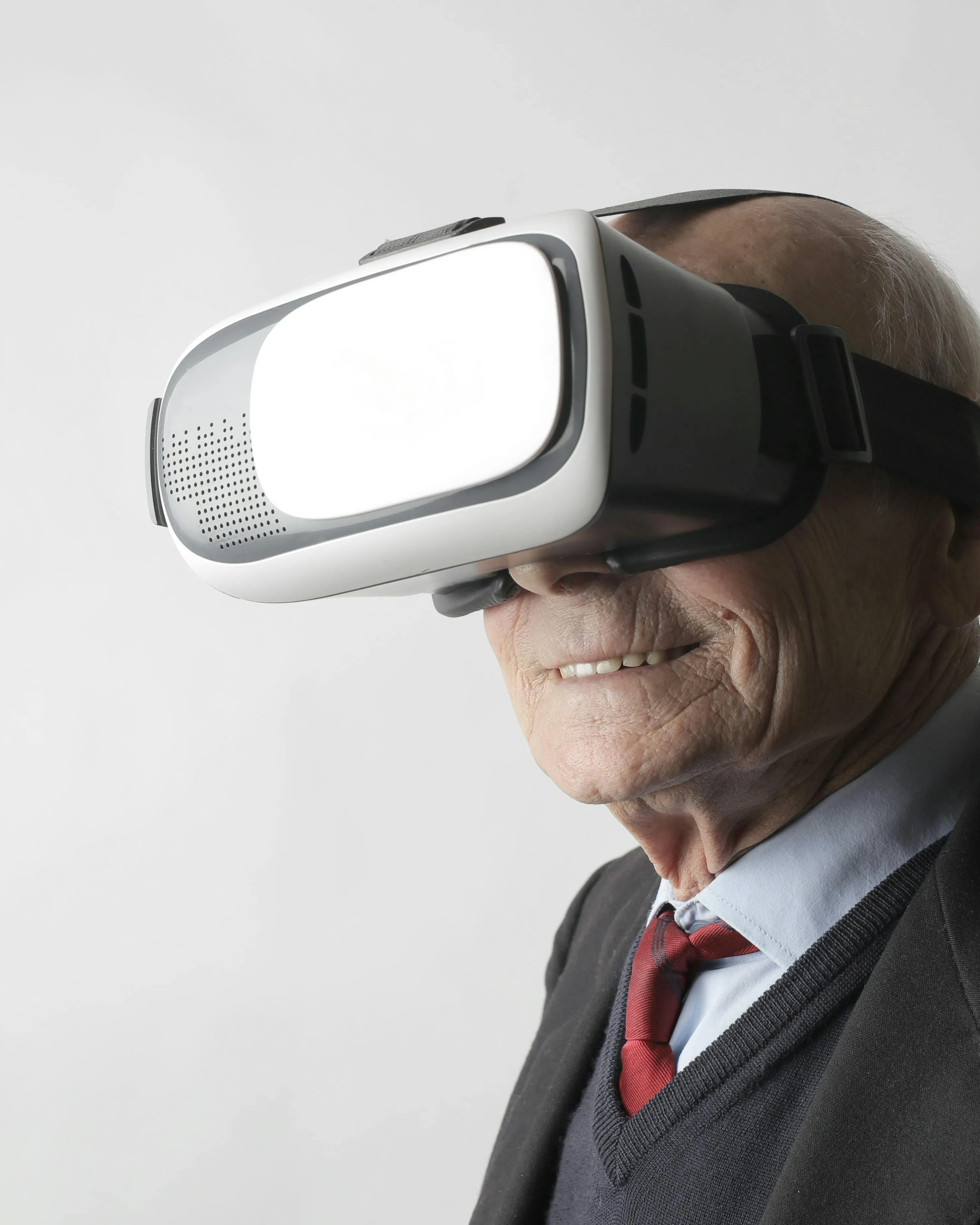 Persona gran amb ulleres 3D. Font: Pexels - Andrea Piacquadio