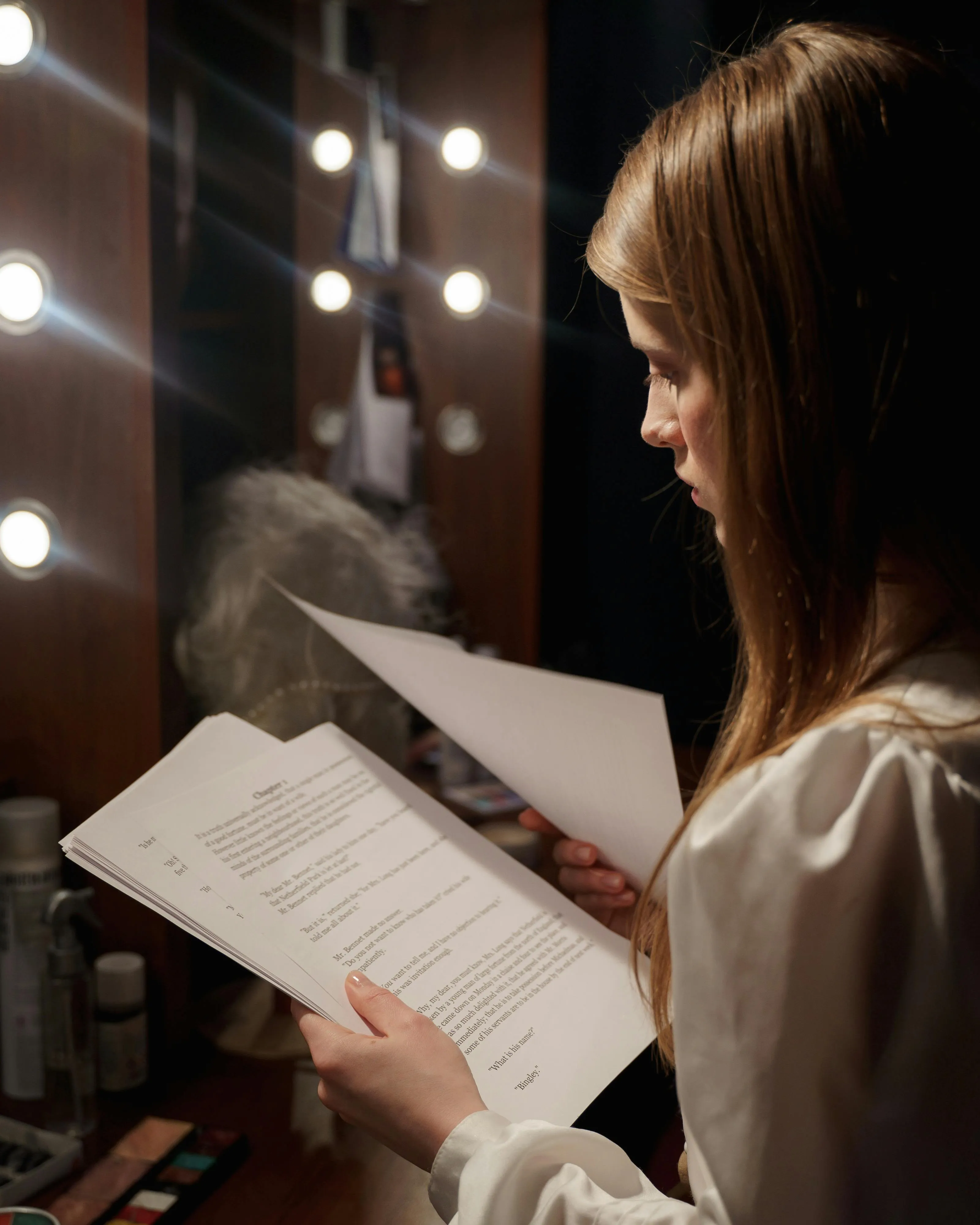 Noia assajant en un camerino