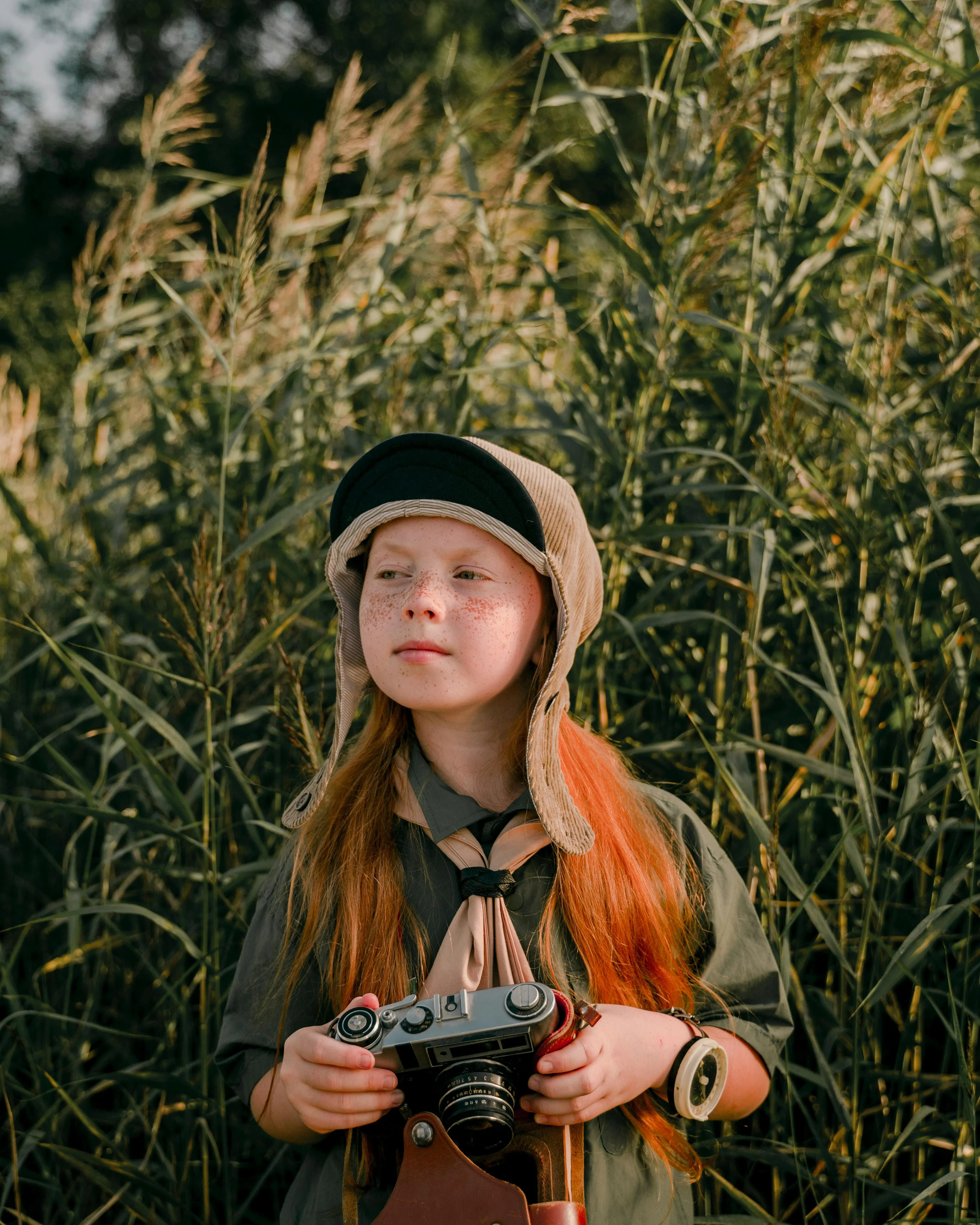 Nena fent una foto amb foulard. Font: Pexels - cottonbro studio