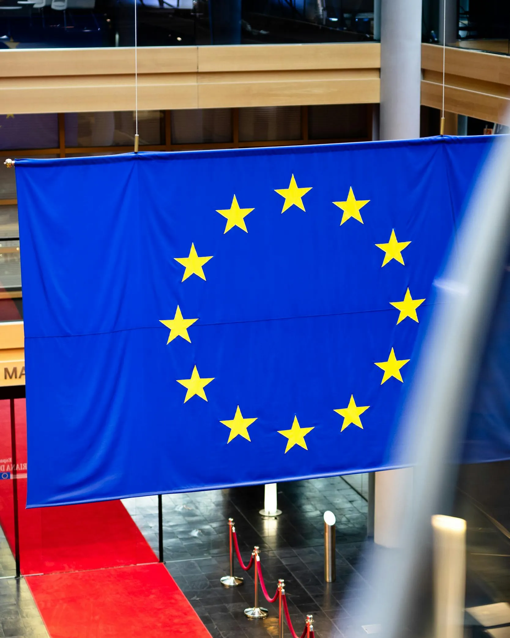 Bandera de la Comissió Europea dins d'un edifici. Font: Pexels - Dušan Cvetanović