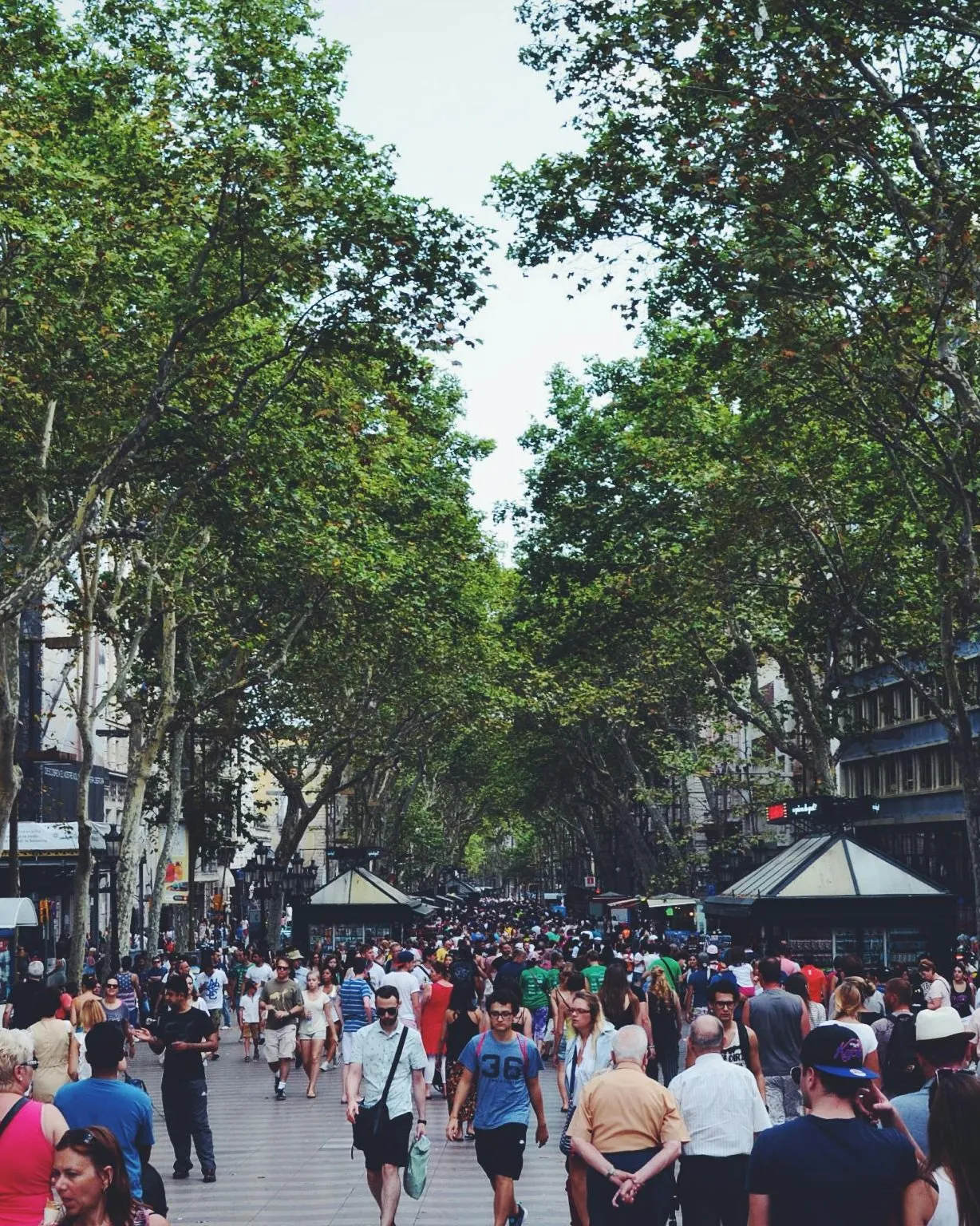 Gent passejant per les rambles. Font: Pexels - Pavlo Luchkovski