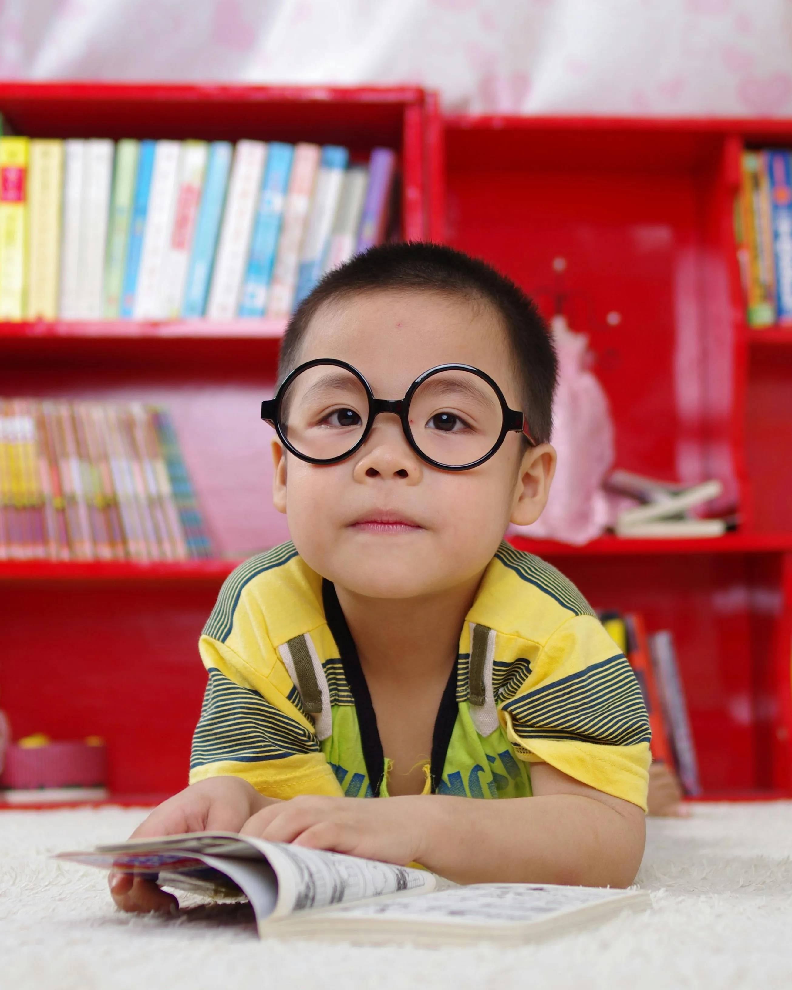 Nen llegint un llibre. 