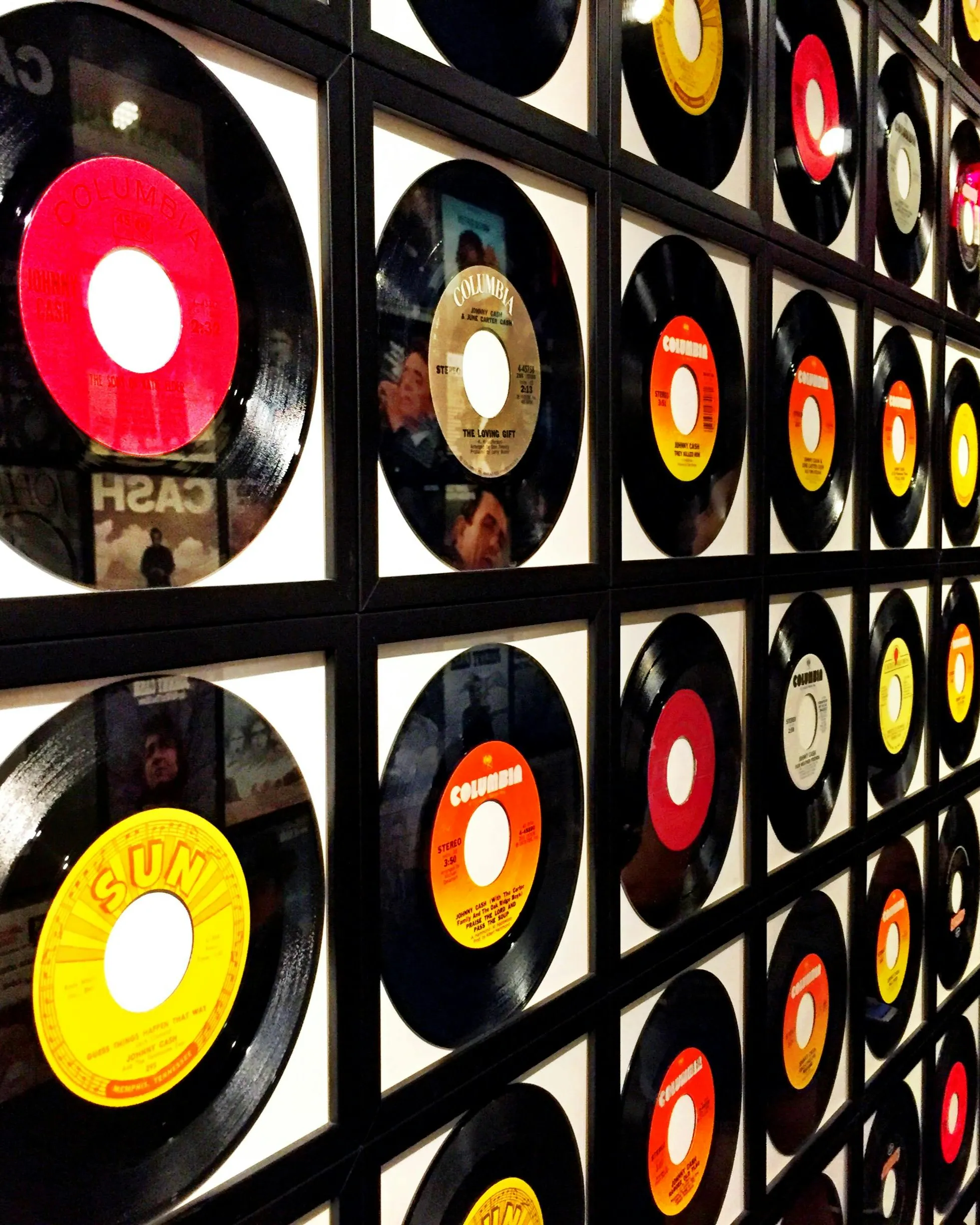 Discos penjats en quadres en una paret. Font: Pexels - Robin McPherson