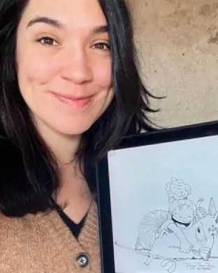Lola Vendetta ensenyant amb una tauleta la il·lustració de la Campanya Sant Jordi Divers 2024
