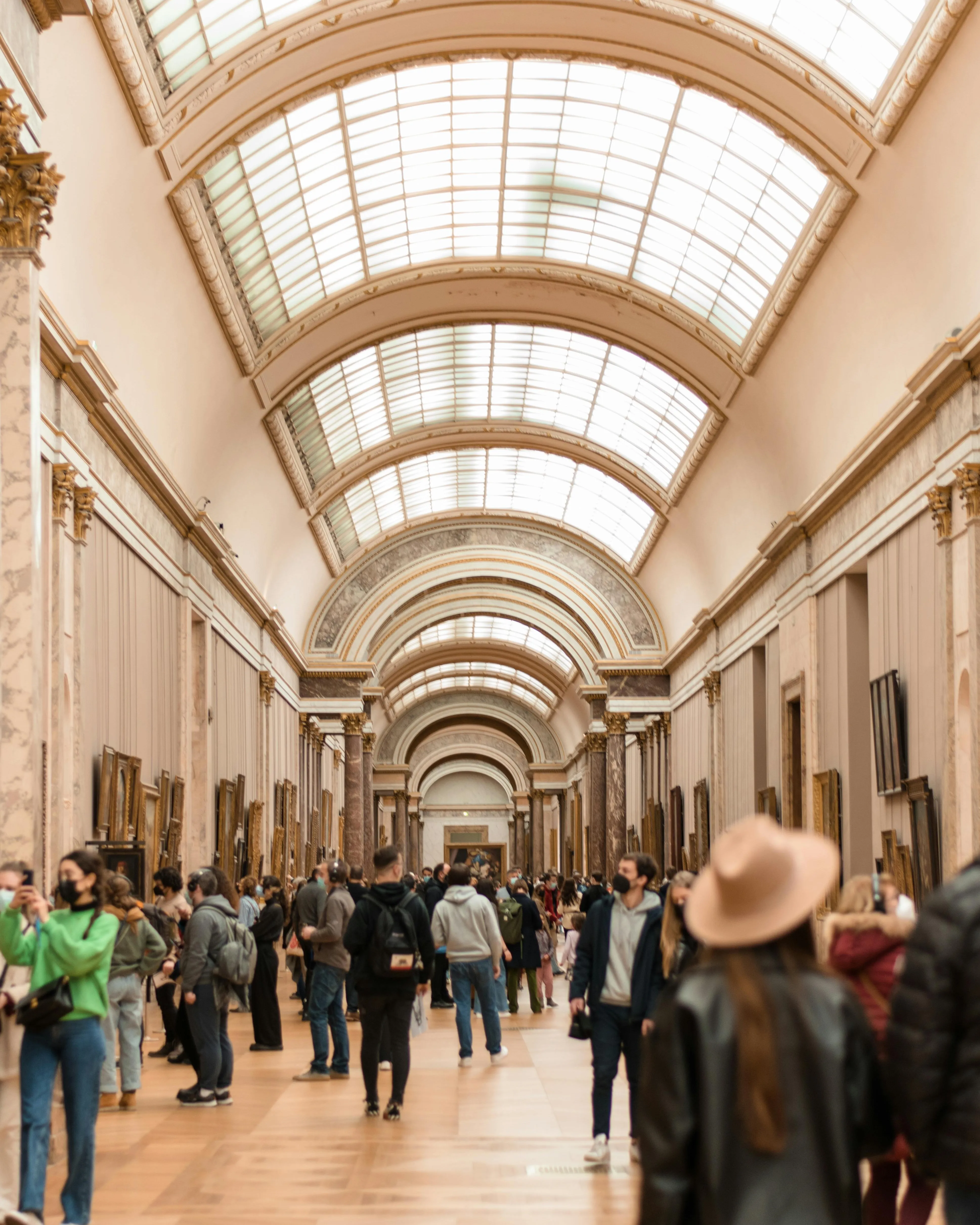 Gent visitant un museu. Font: Pexels - Oussama Bergaoui