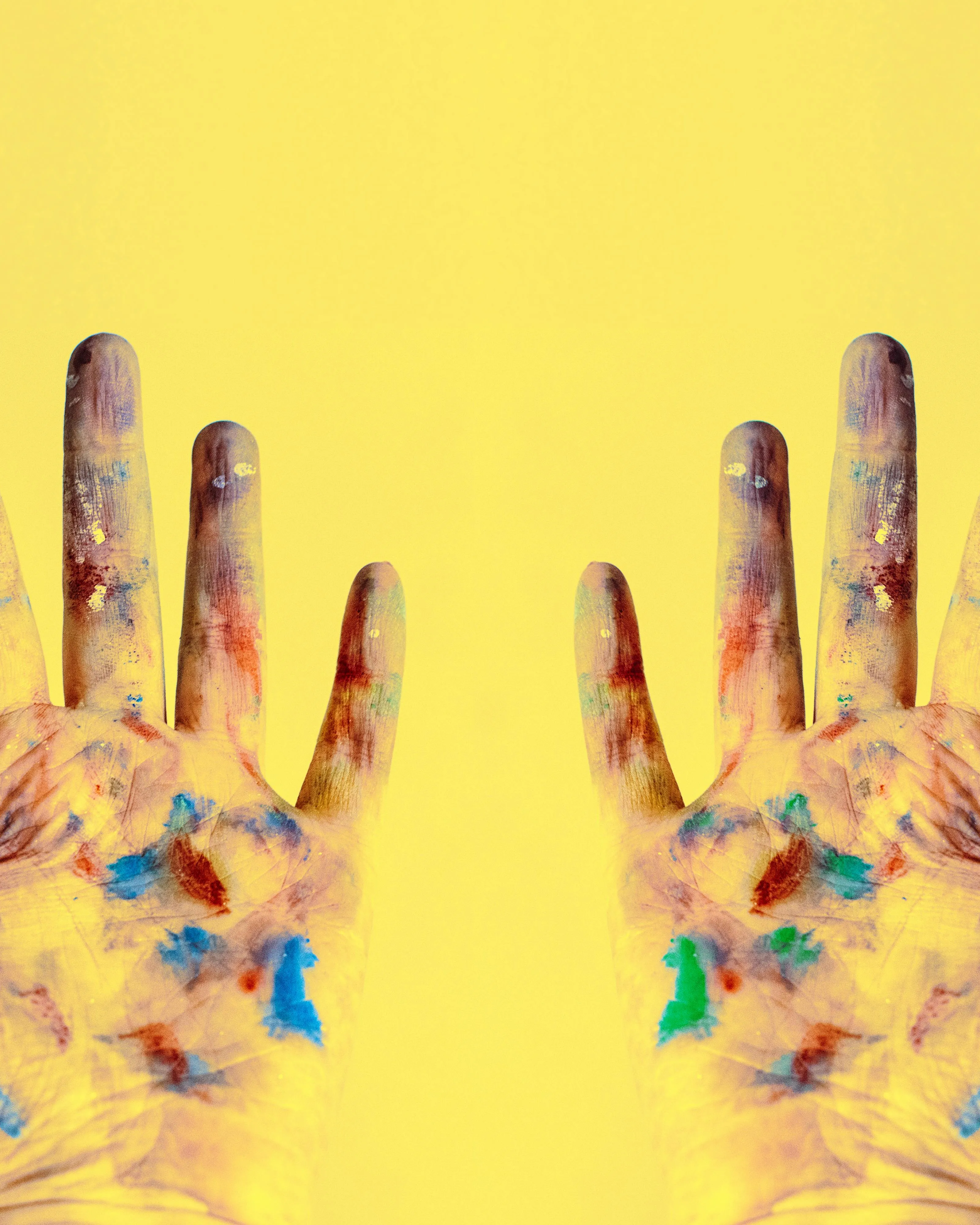 Mans tacades de pintura. Font: Pexels - Lisa Fotios Mans tacades de pintura. Font: Pexels - Lisa Fotios