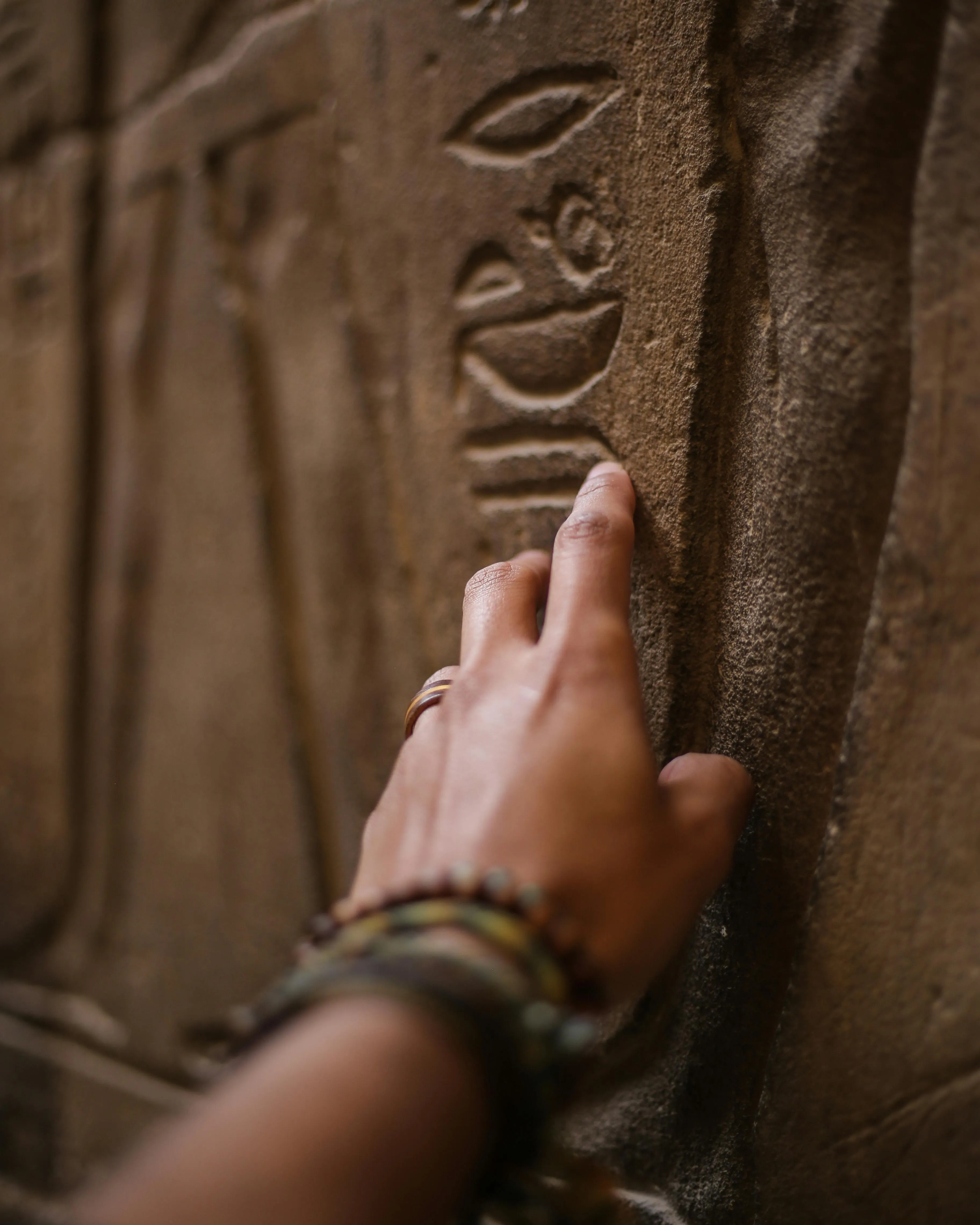 Mà tocant una escriptura en pedra egípcia. Font: Pexels -Oziel Gómez Mà tocant una escriptura en pedra egípcia. Font: Pexels -Oziel Gómez