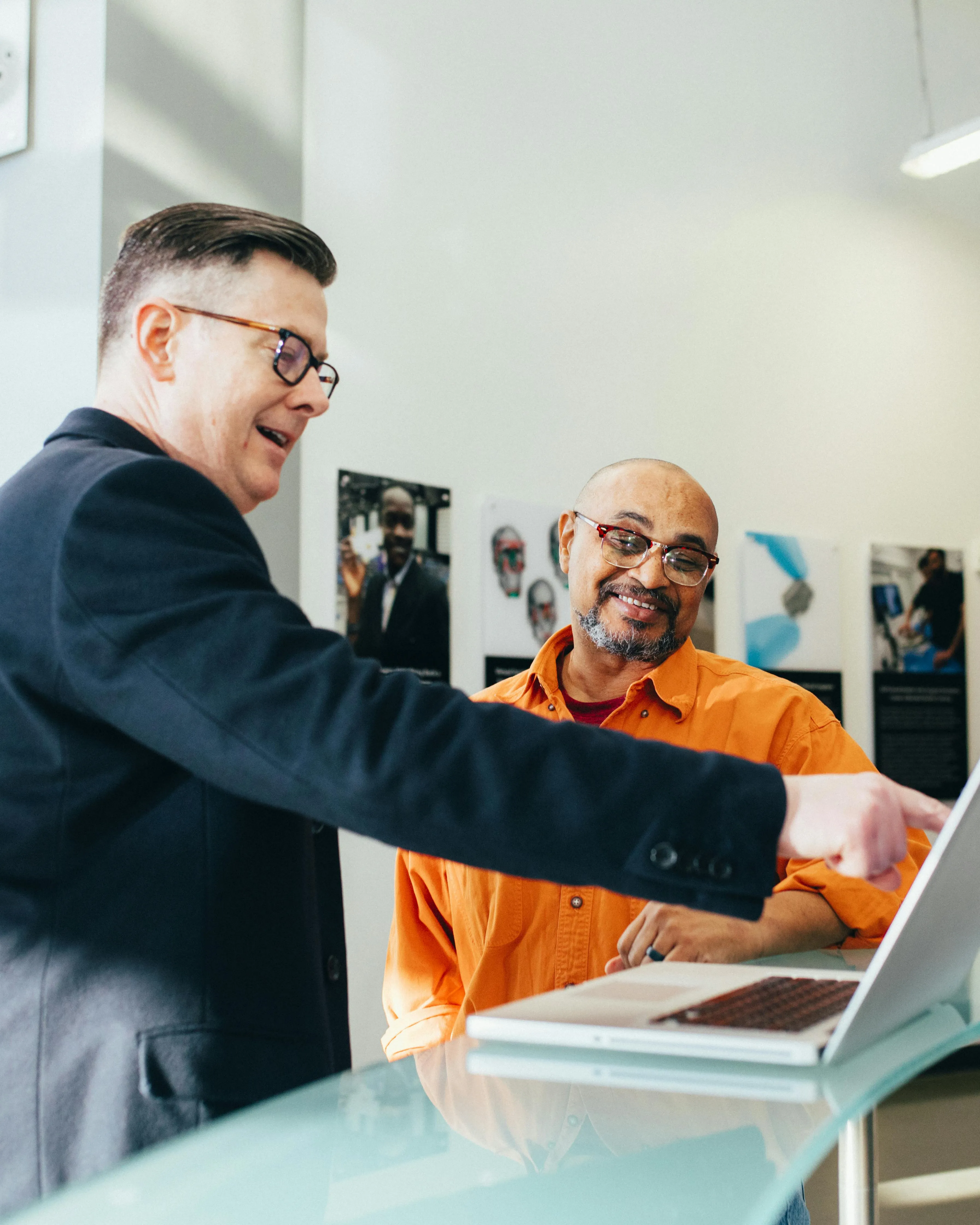 persona ensenyant coses en un portàtil a una altre. Font: Pexels - LinkedIn Sales Navigator