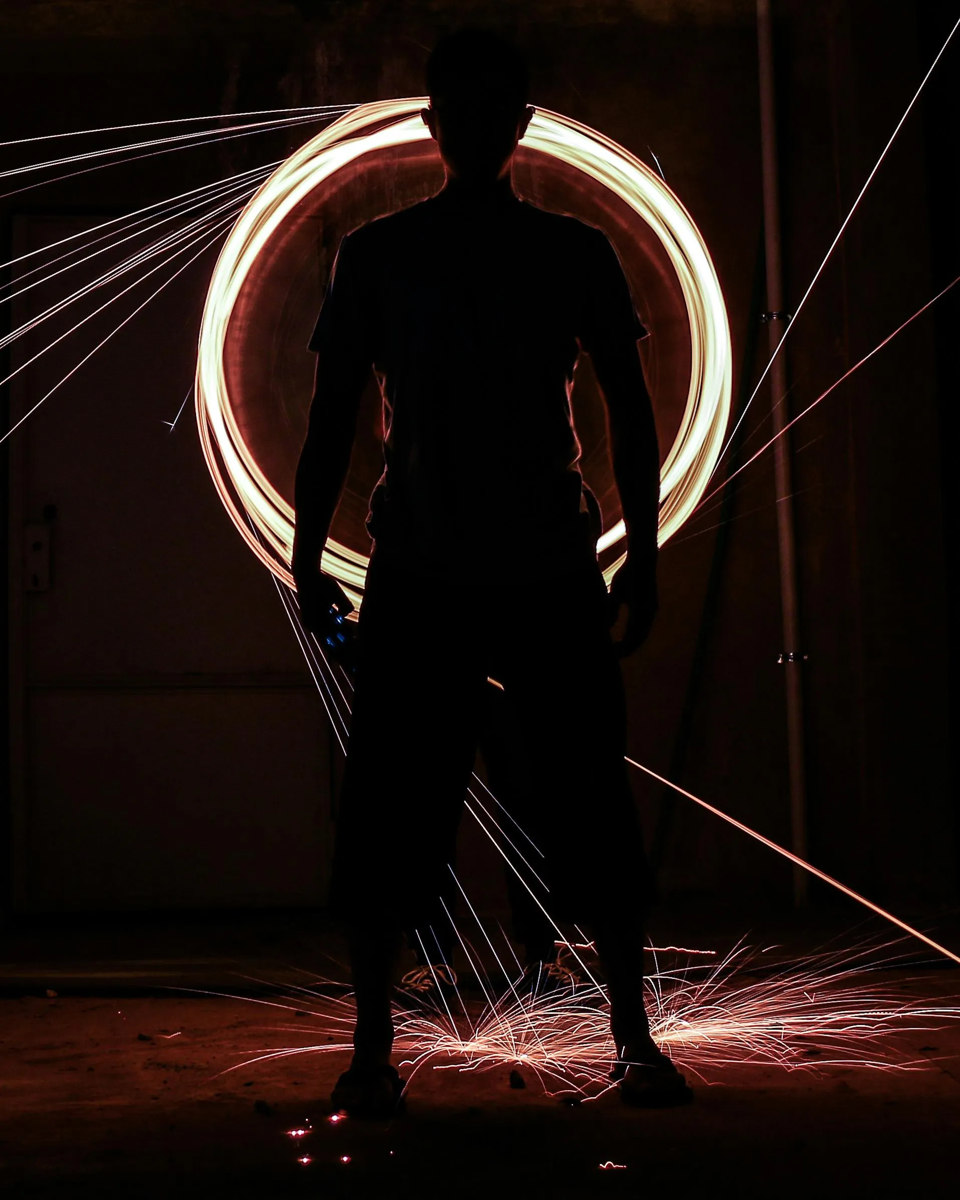 Espectacle amb llum i persones. Font: Pexels - Mohammed Ajwad Espectacle amb llum i persones. Font: Pexels - Mohammed Ajwad