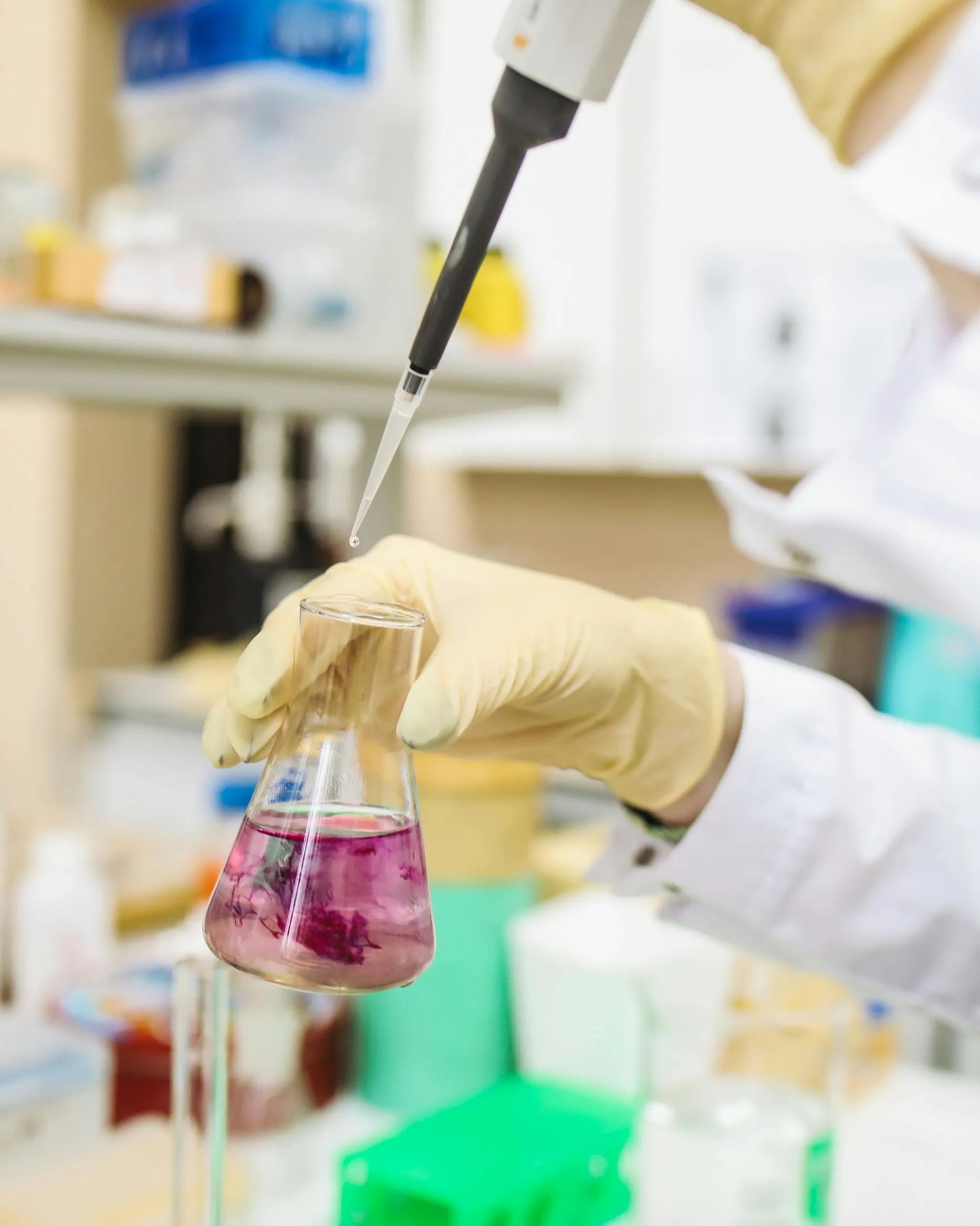 Persona fent experiments en un laboratori. Font: Pexels - Polina Tankilevitch