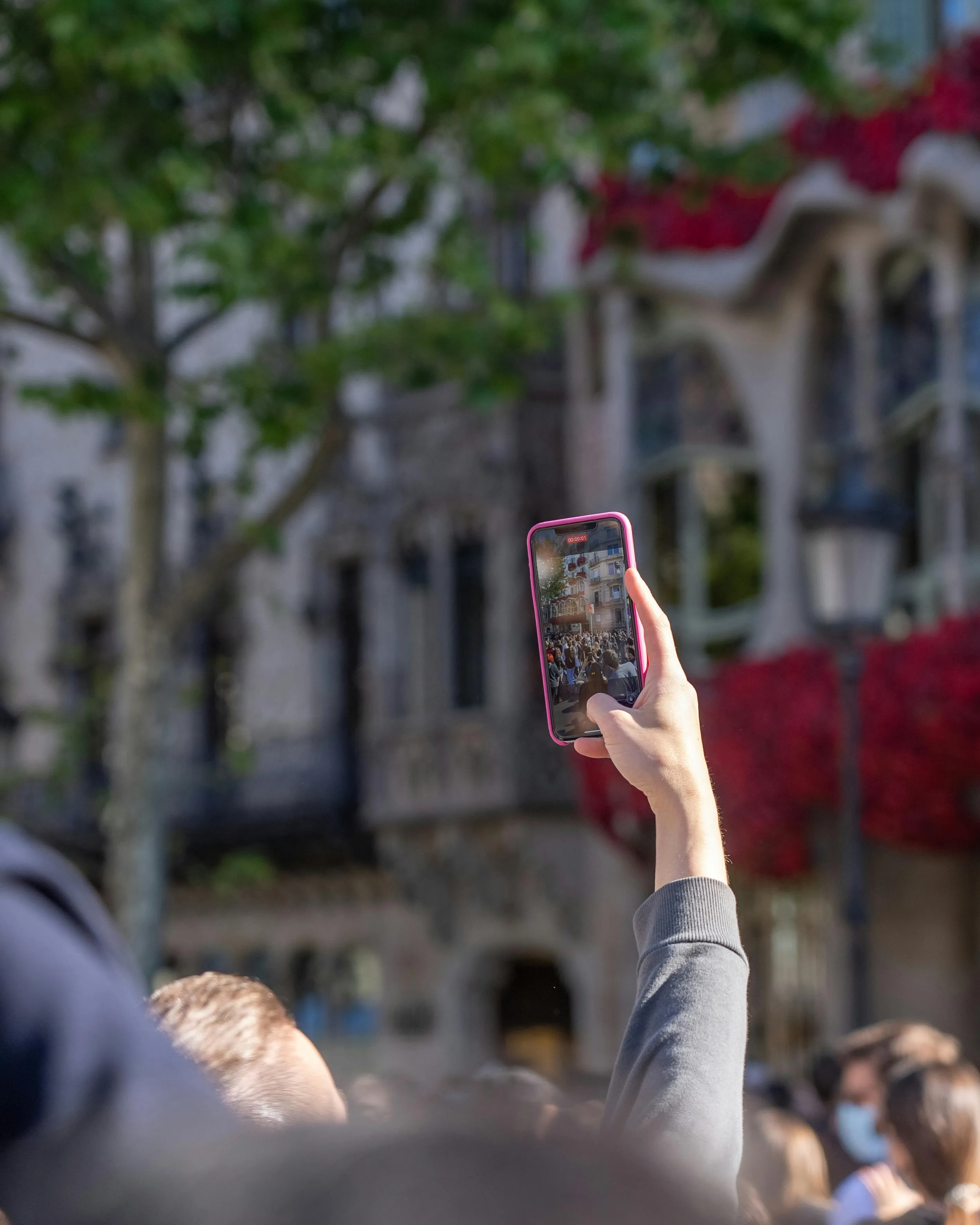 Mà amb un mòbil fotografiant la Casa Batlló. Font: Pexels - Dario Fernandez Ruz