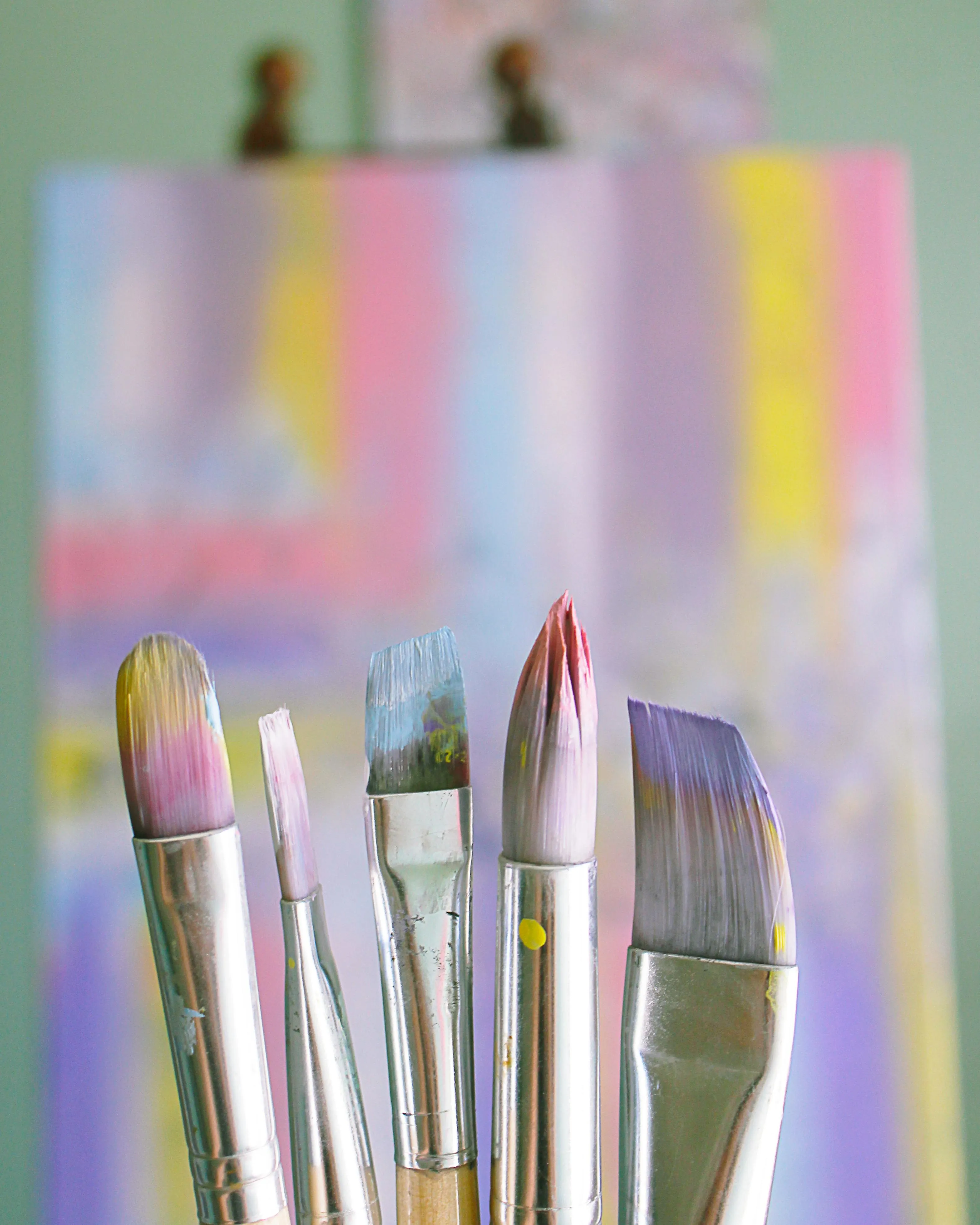 Pinzells en primer pla i un quadre al fons. Font: Pexels - Deeana Arts
