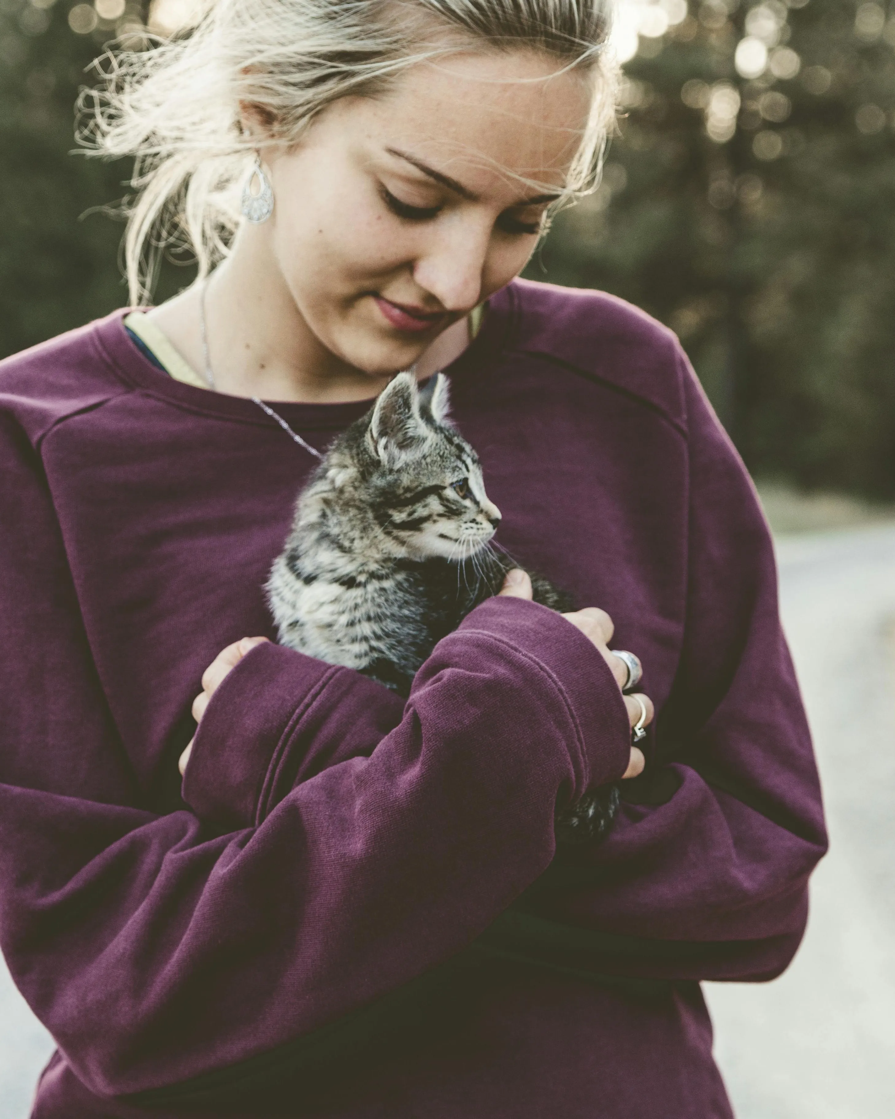 Noia abraçant un gat. Font: Pexels - Japheth Mast