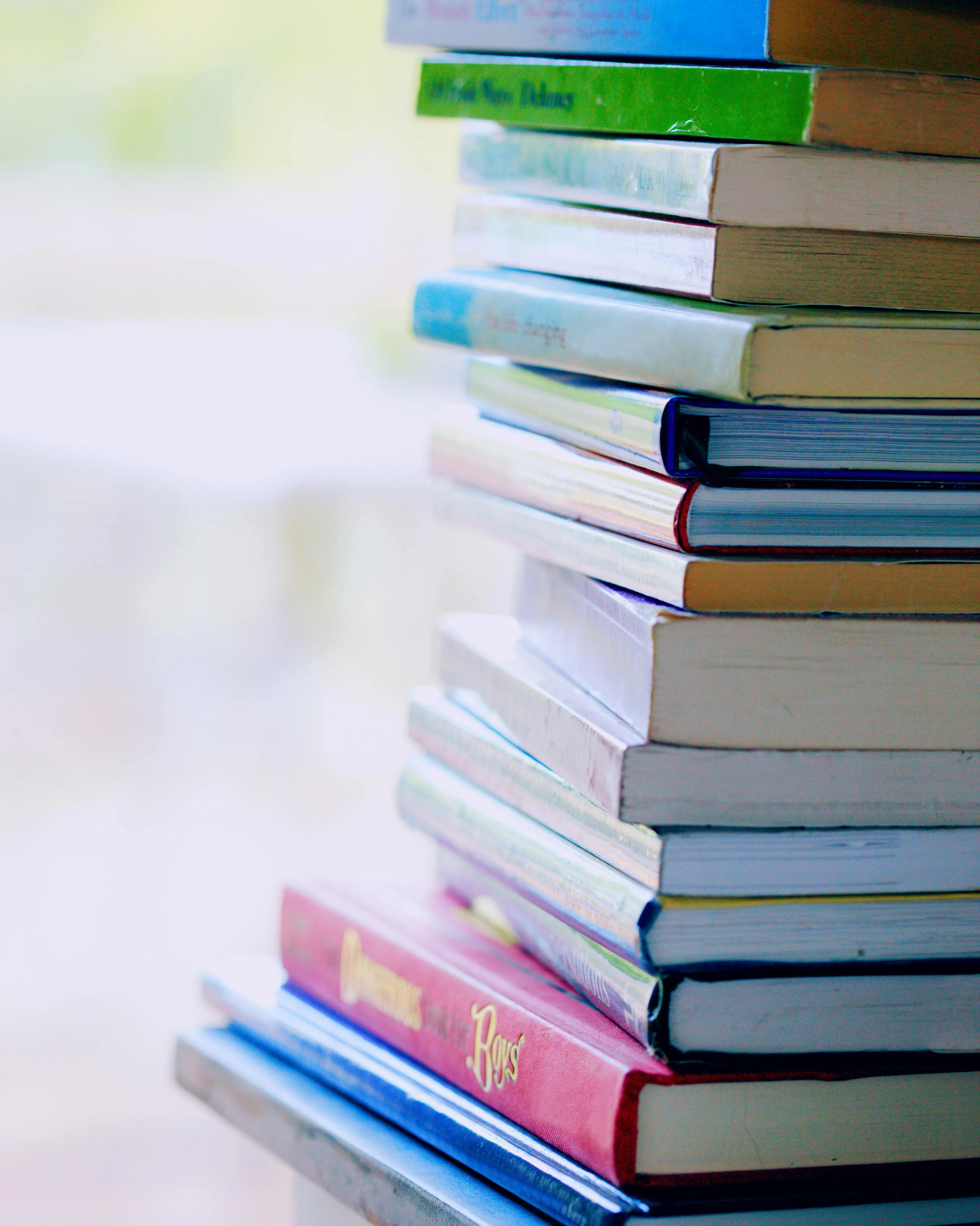 Llibres apilats. Font: Pexels - Alexander Grey