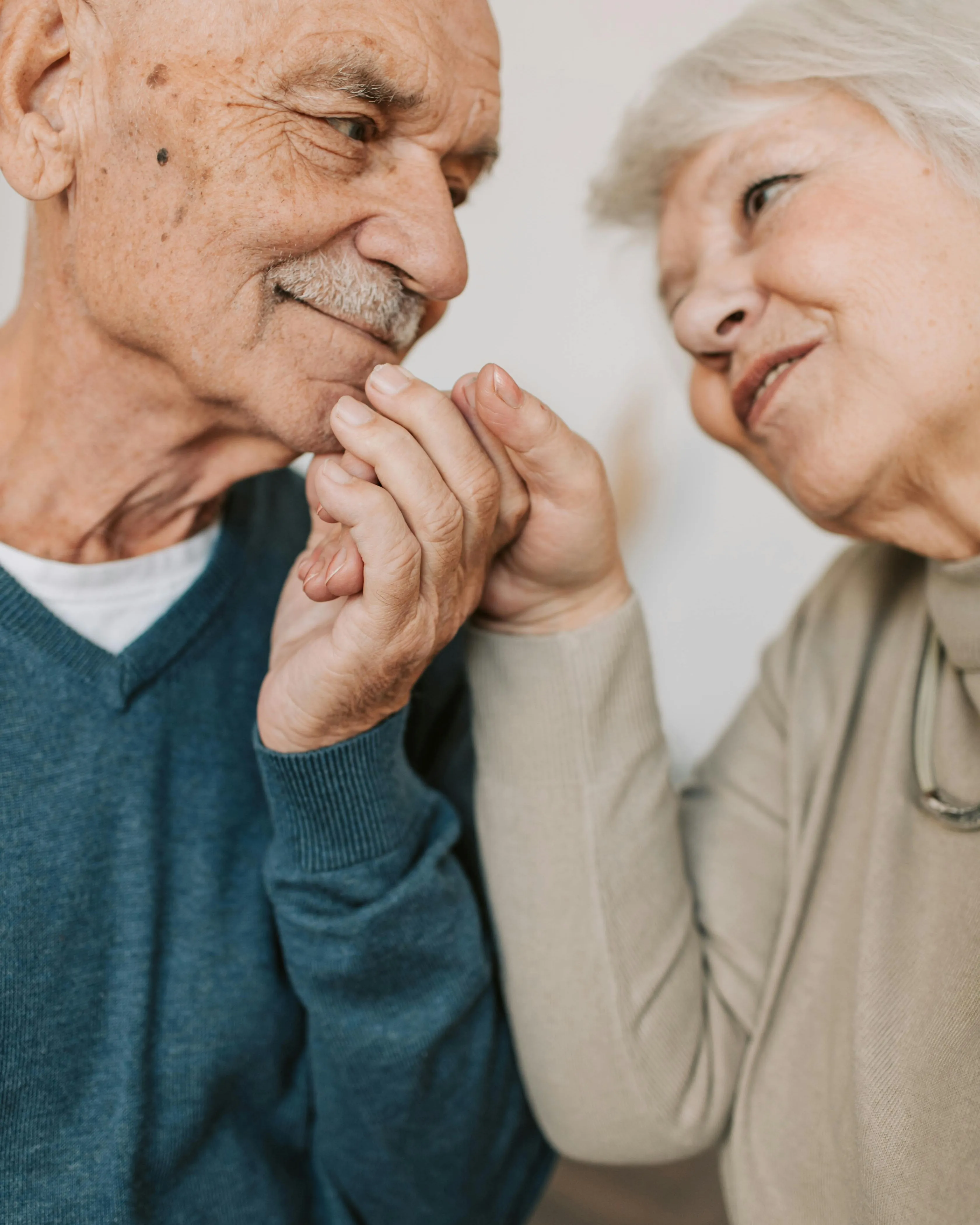 Parella gran agafada de la mà. 