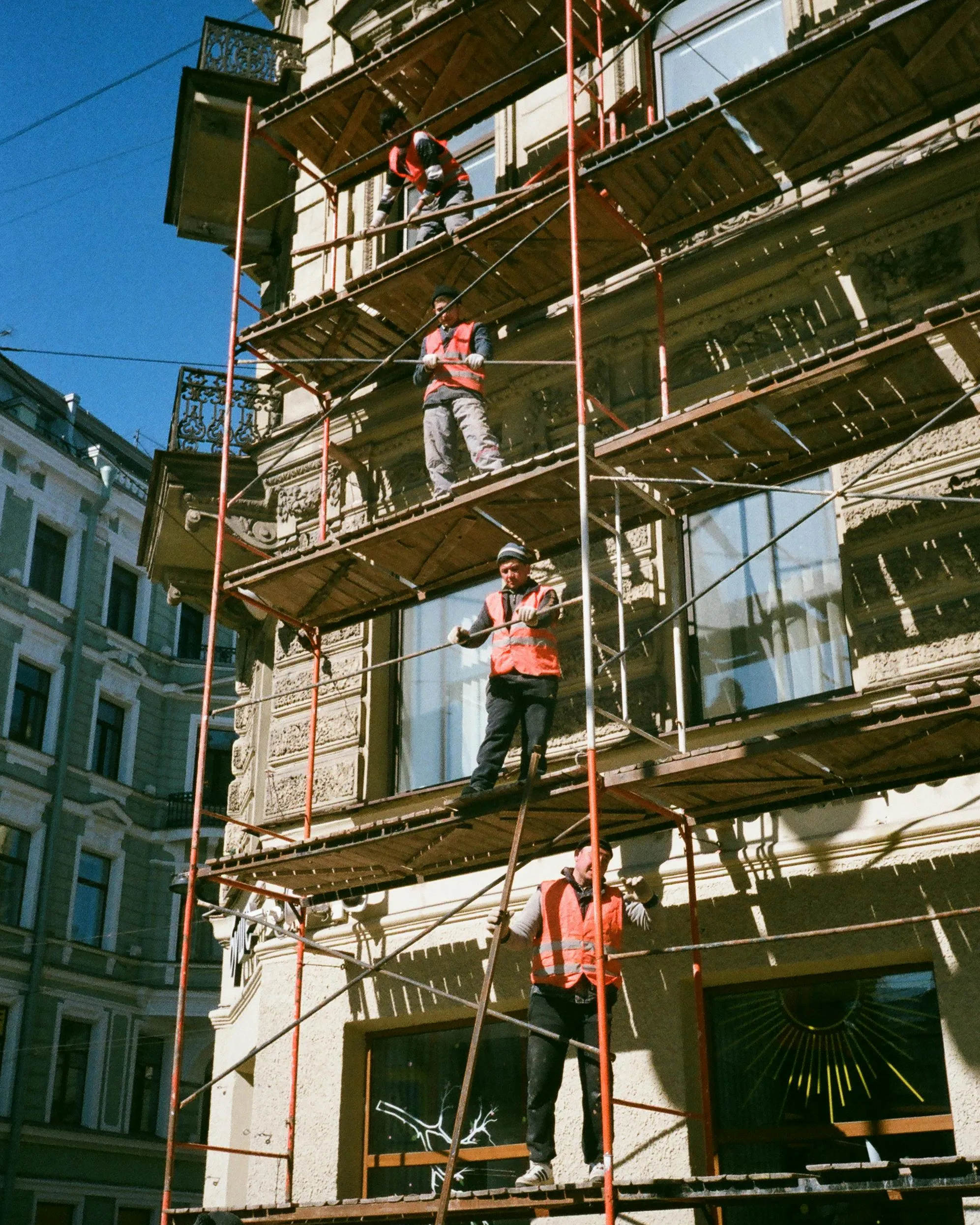 Treballadors de la construcció muntant una bastida. Font: Pexels - Darya Sannikova