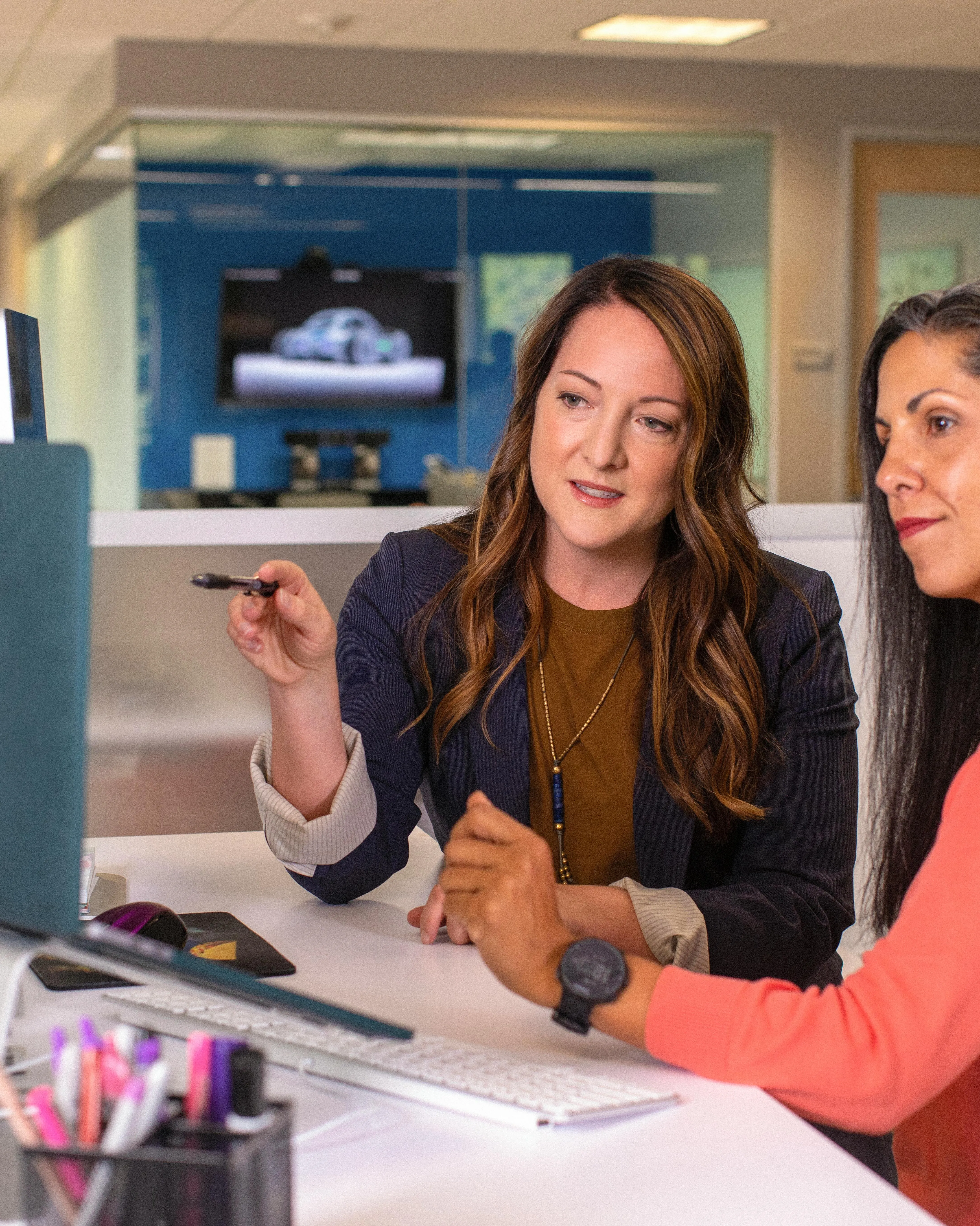 Noies mirant un ordinador. Font: Pexels - LinkedIn Sales Navigator